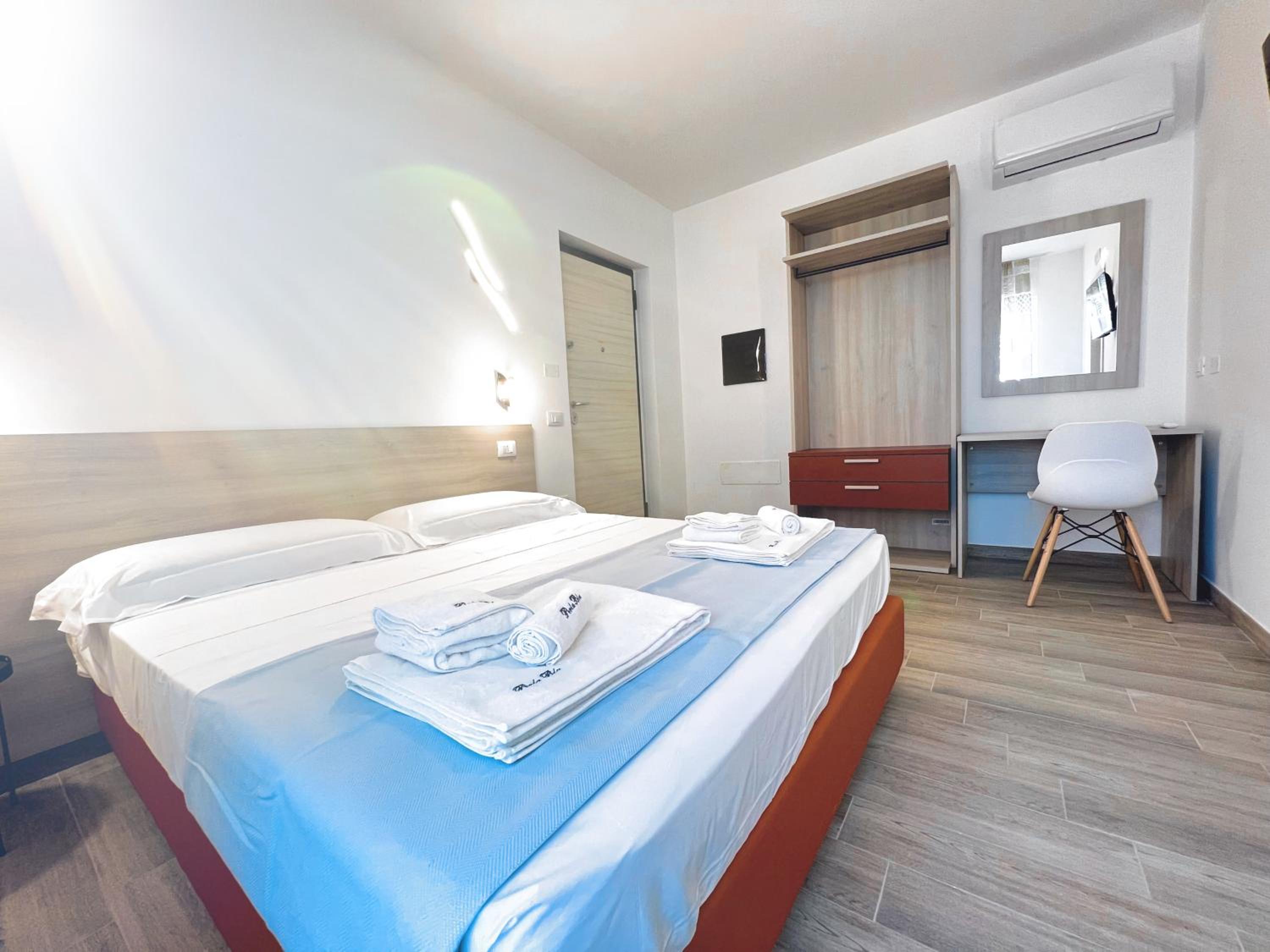Double Room with Balcony - Photo 10