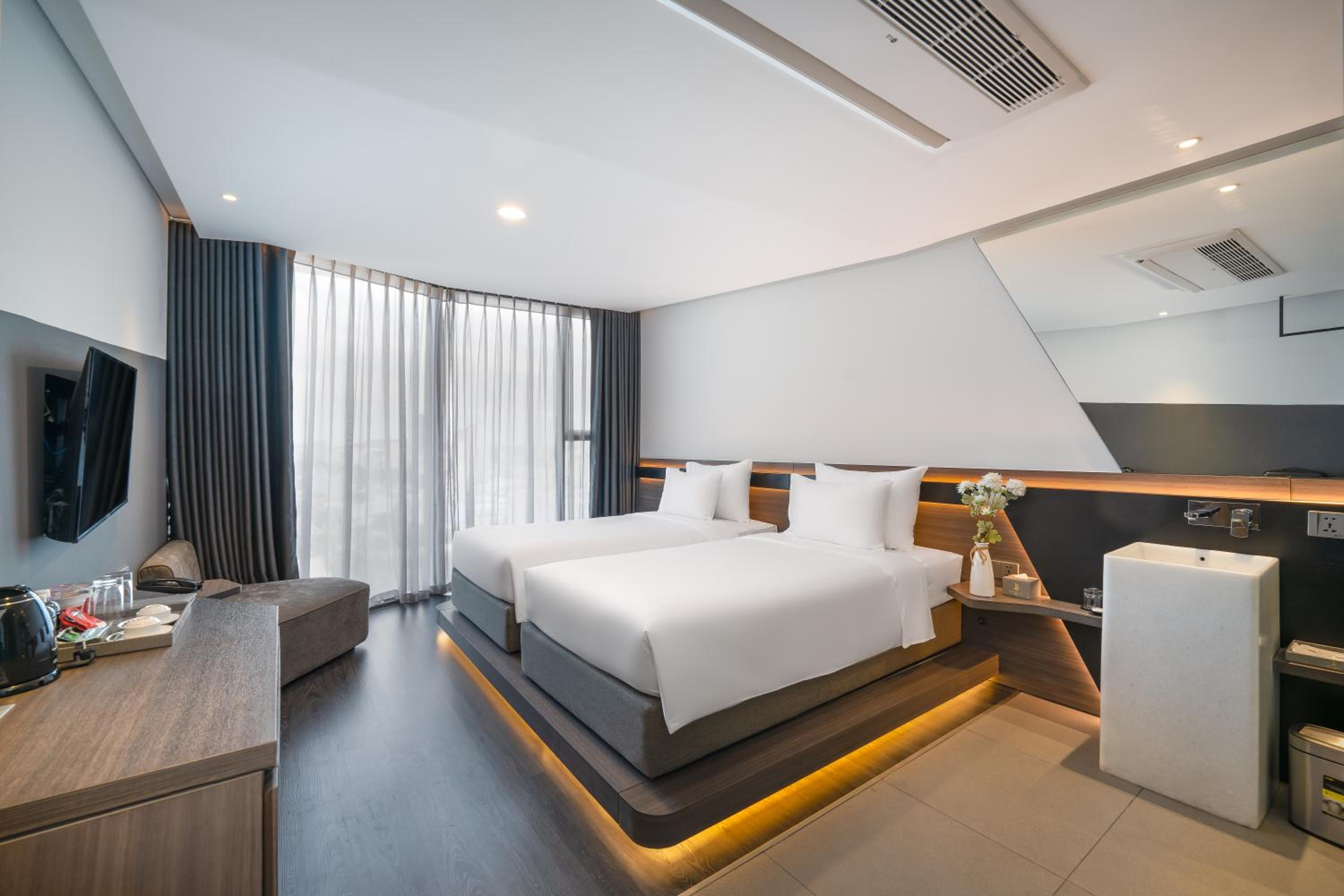 Deluxe Double or Twin Room with City View - Photo 2