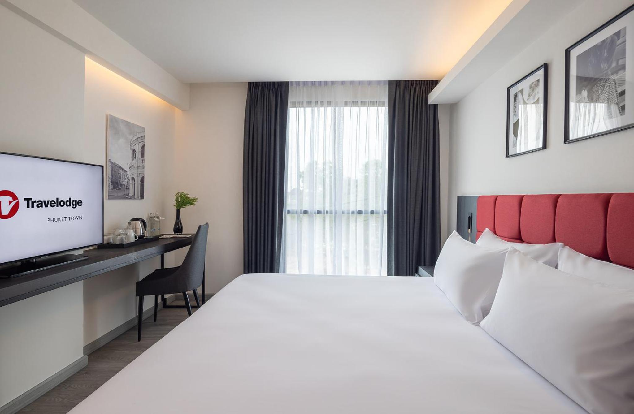 King Room with Pool View - Photo 5