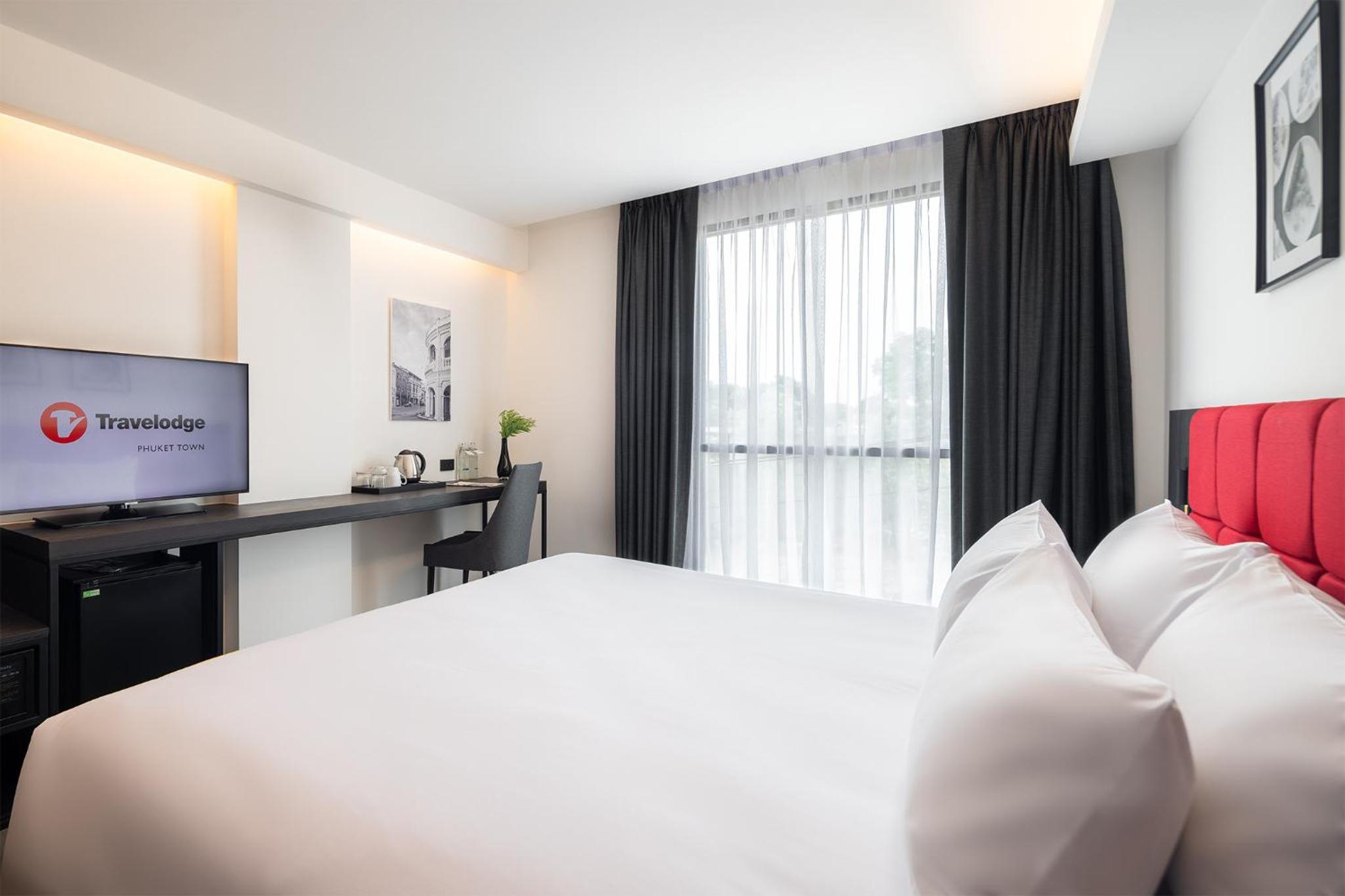 King Room with Pool View - Photo 4
