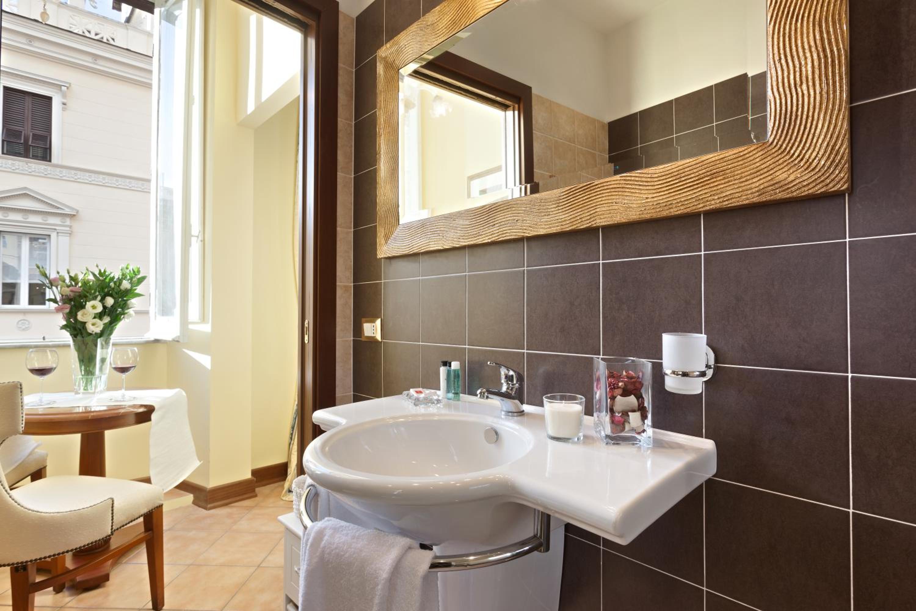 Deluxe Double Room with Hydromassage Shower photo 3
