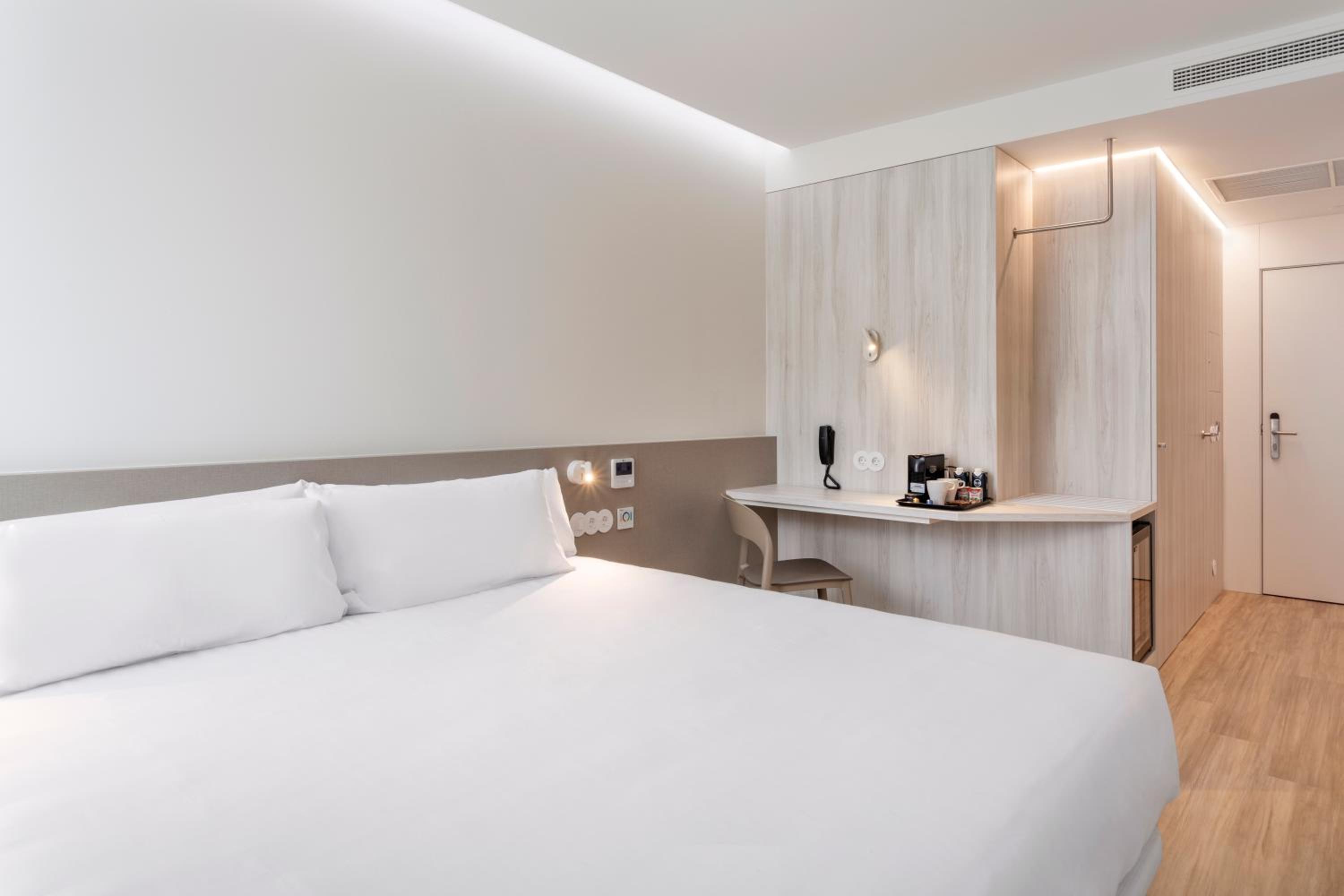 Deluxe Room - Photo 2