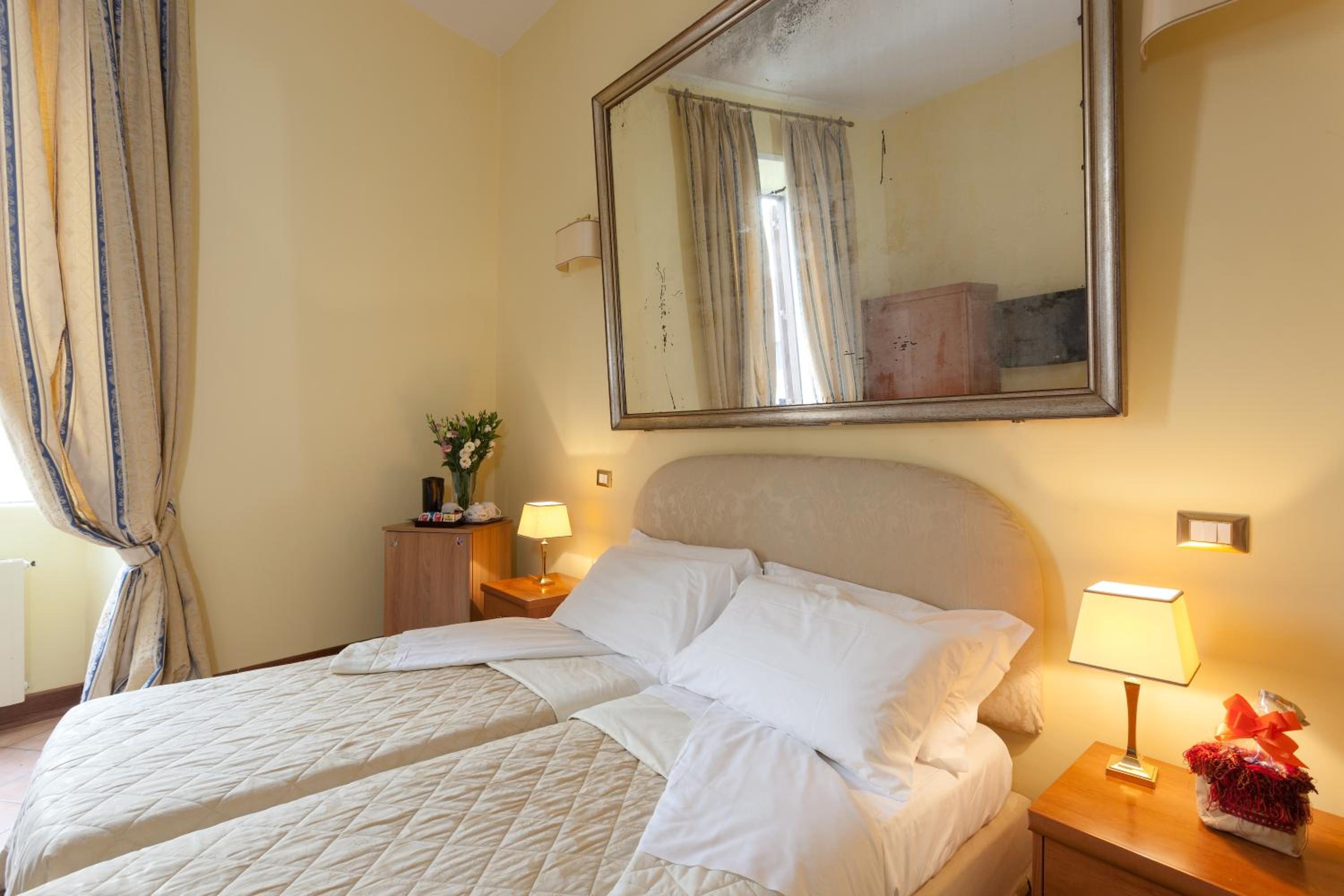 Standard Triple Room with Hydromassage Shower photo 3