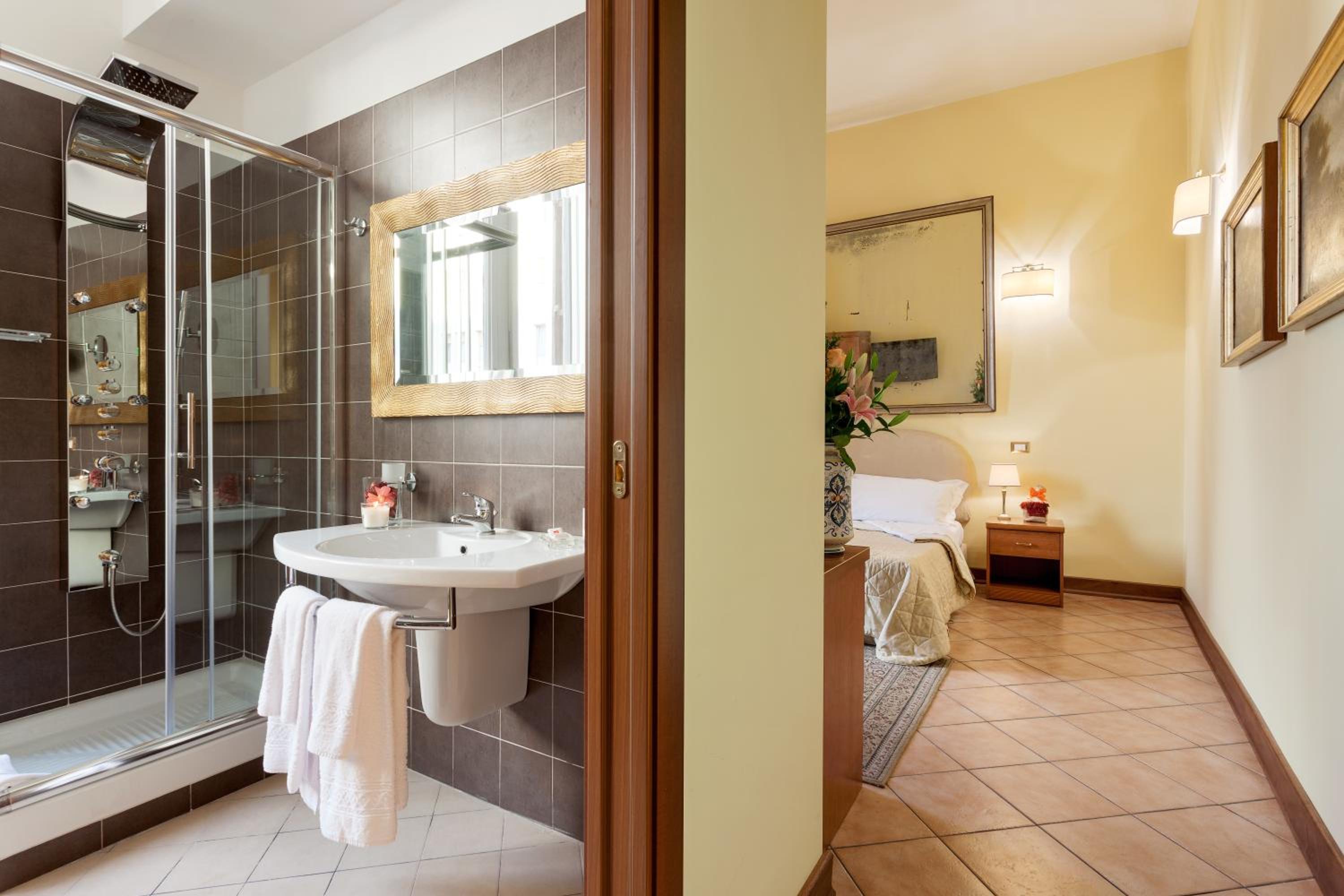 Standard Triple Room with Hydromassage Shower photo 3