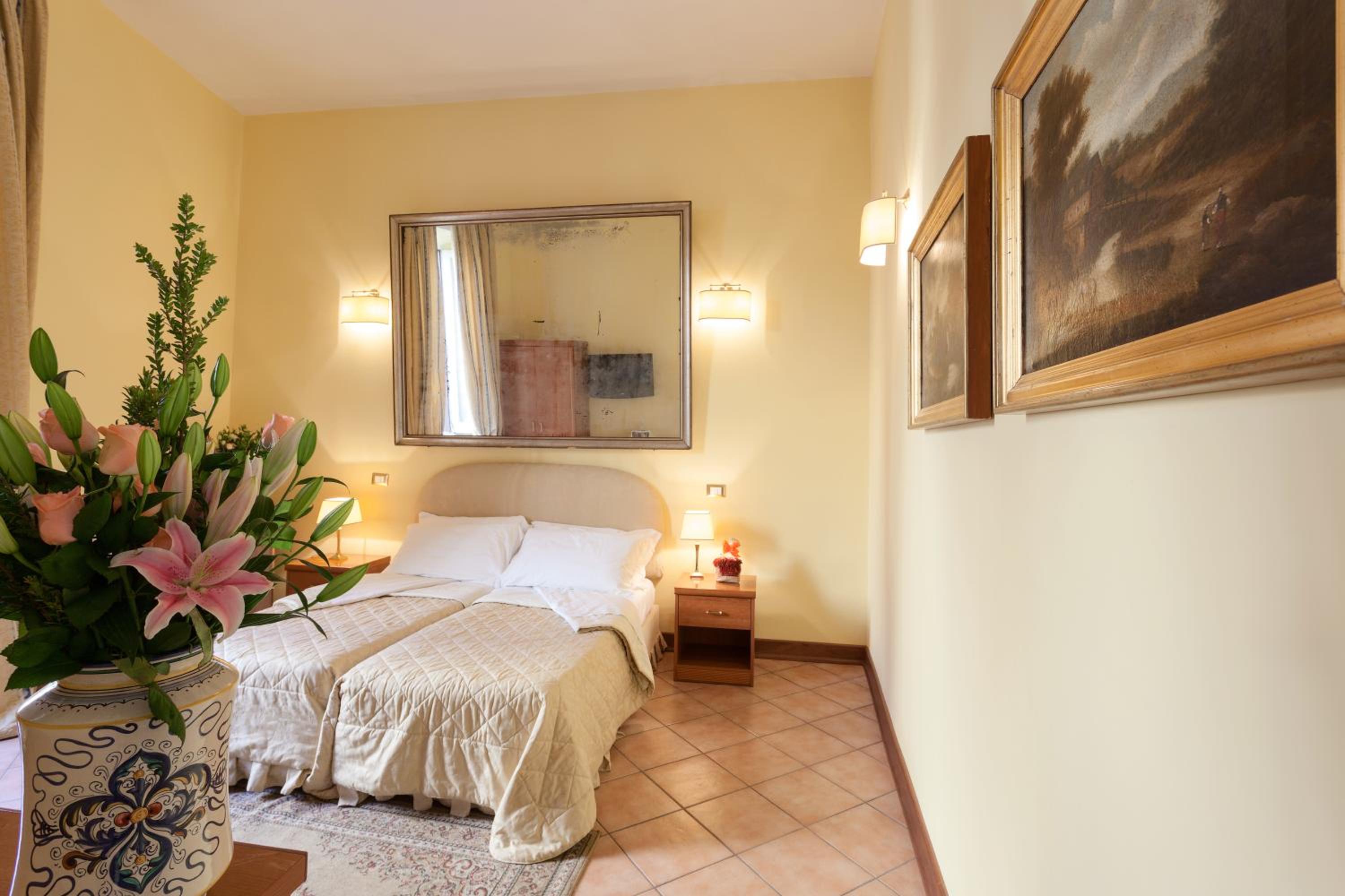 Standard Triple Room with Hydromassage Shower photo 2