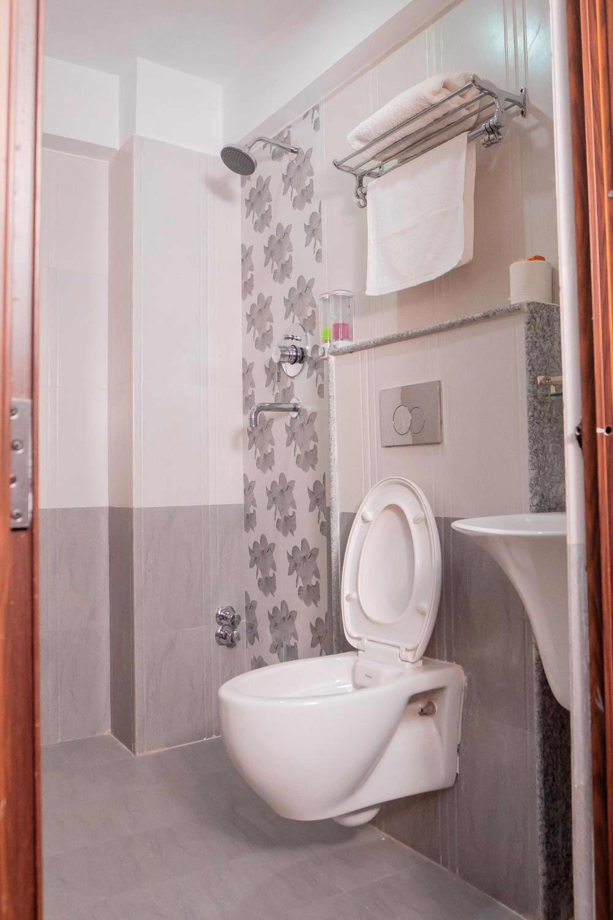 Deluxe Double or Twin Room with Balcony - Photo 5