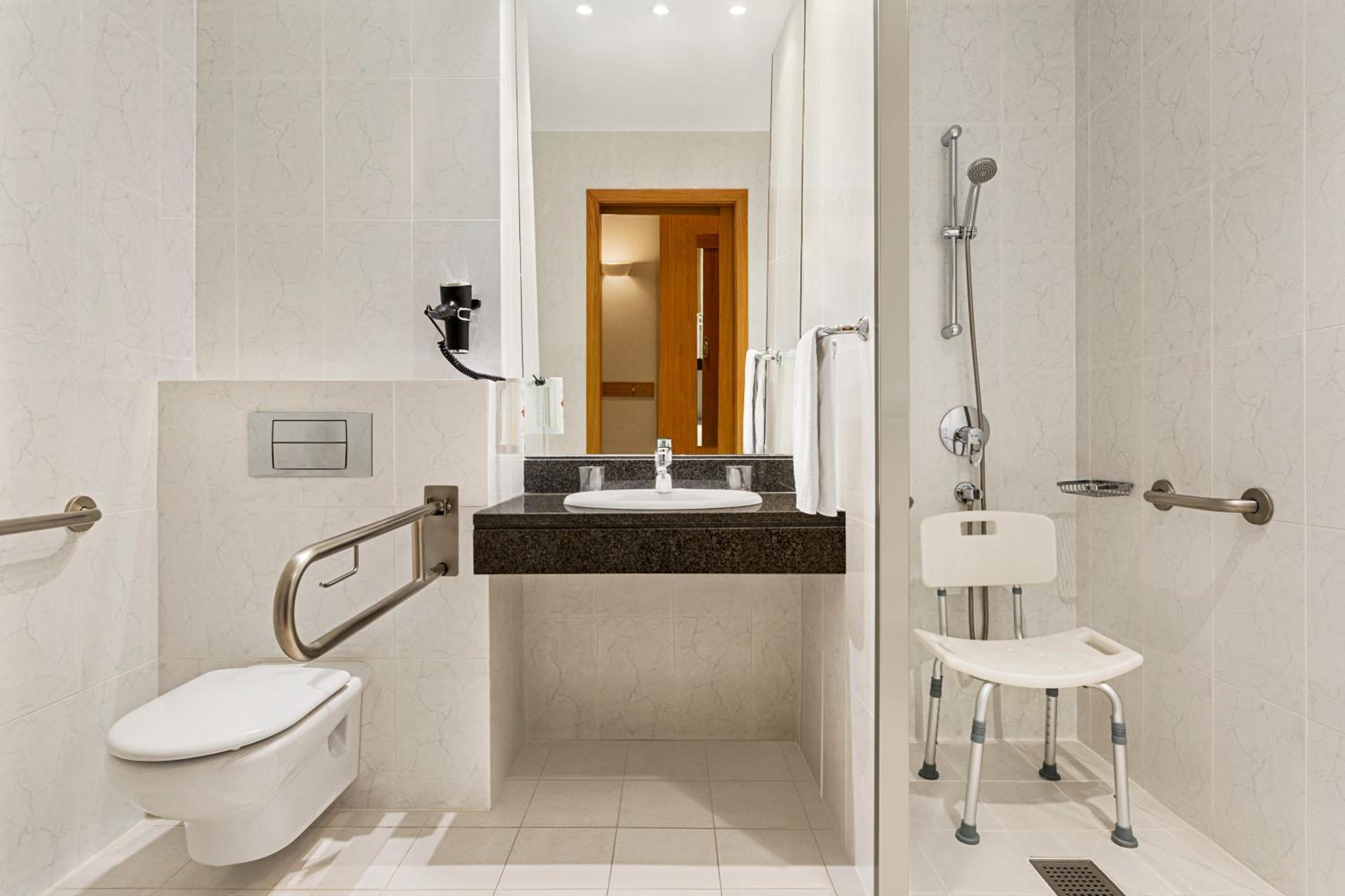 Twin Room - Mobility Access/Non-Smoking photo 2