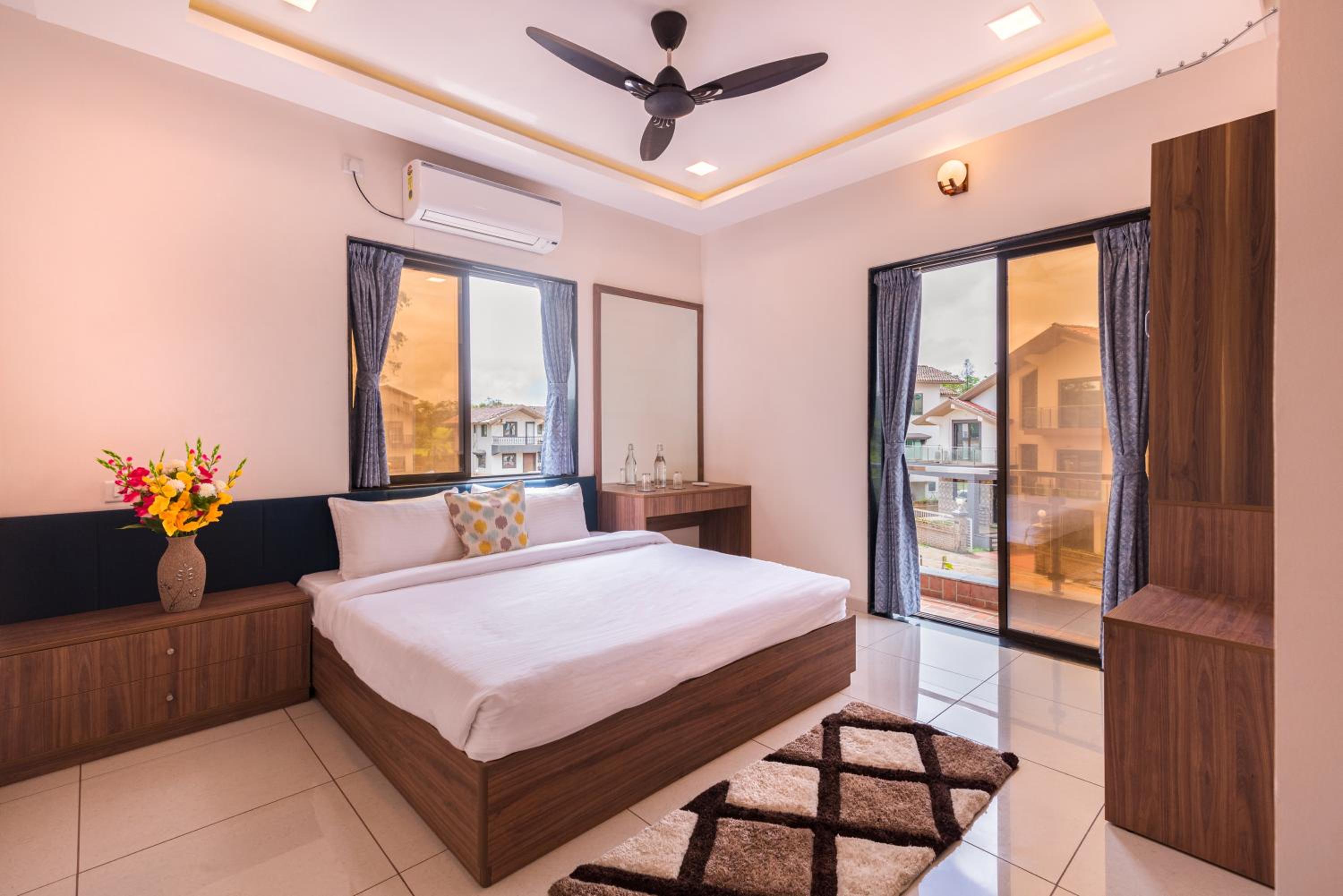 Villa with Private Pool - Photo 15