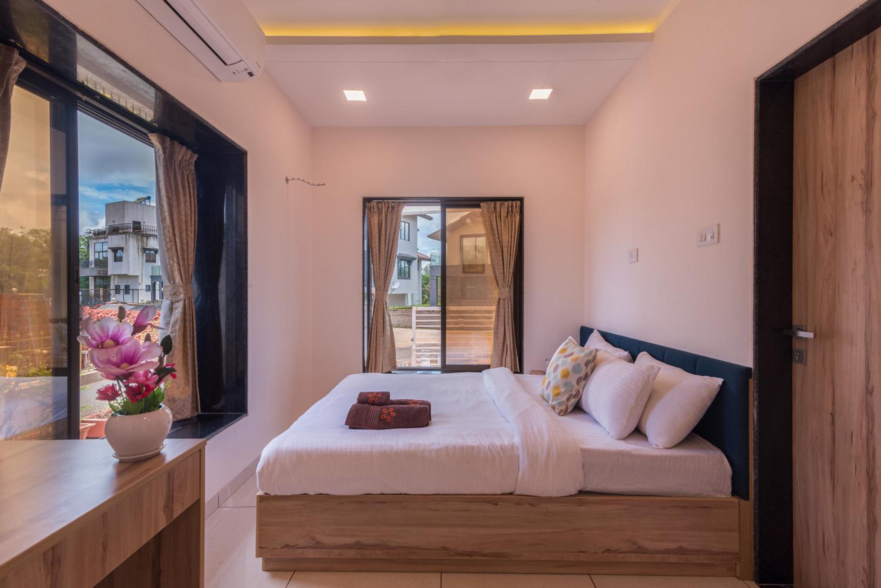 Villa with Private Pool - Photo 11
