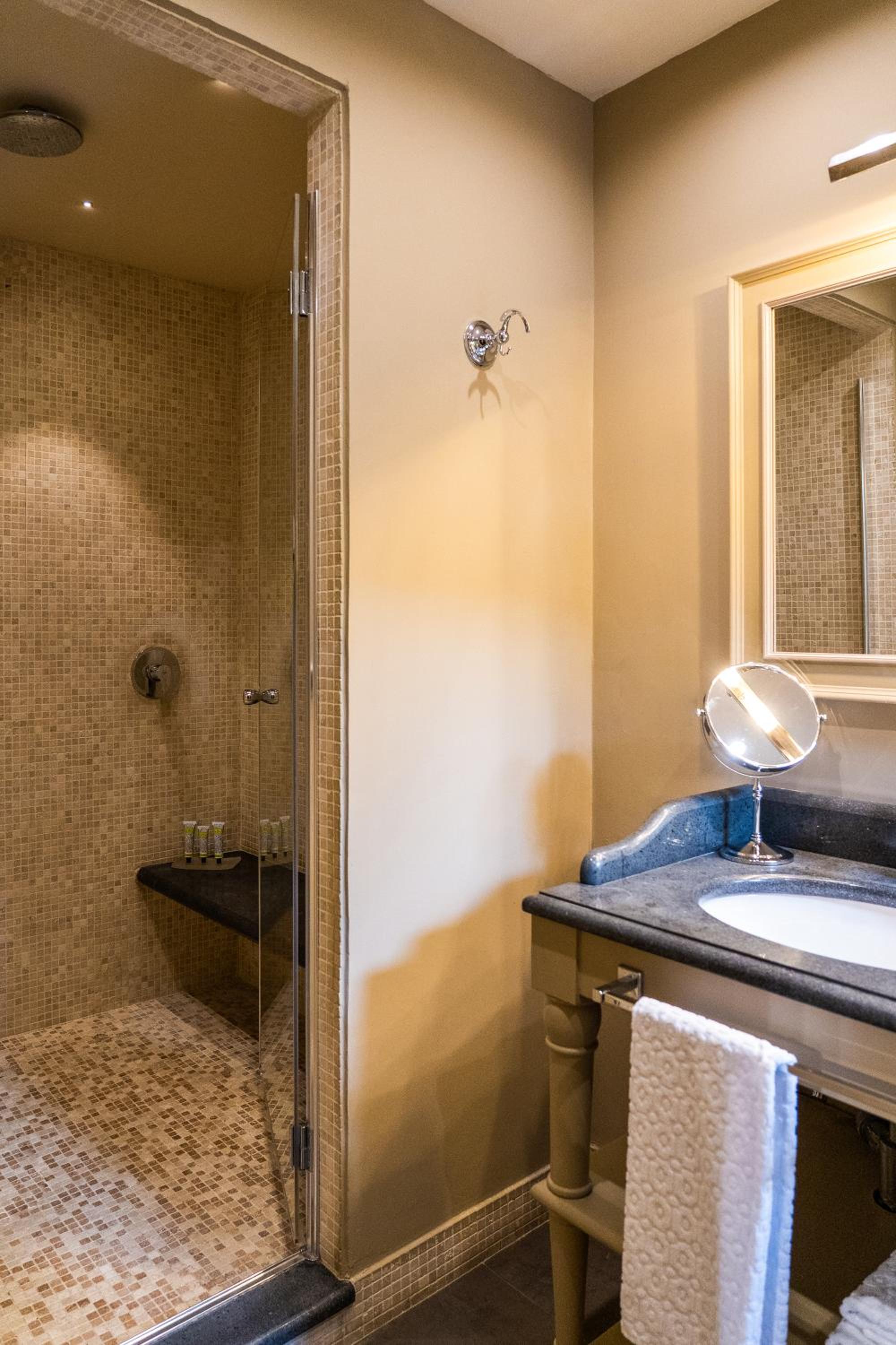 Classic Double Room with Sea View thumbnail 5