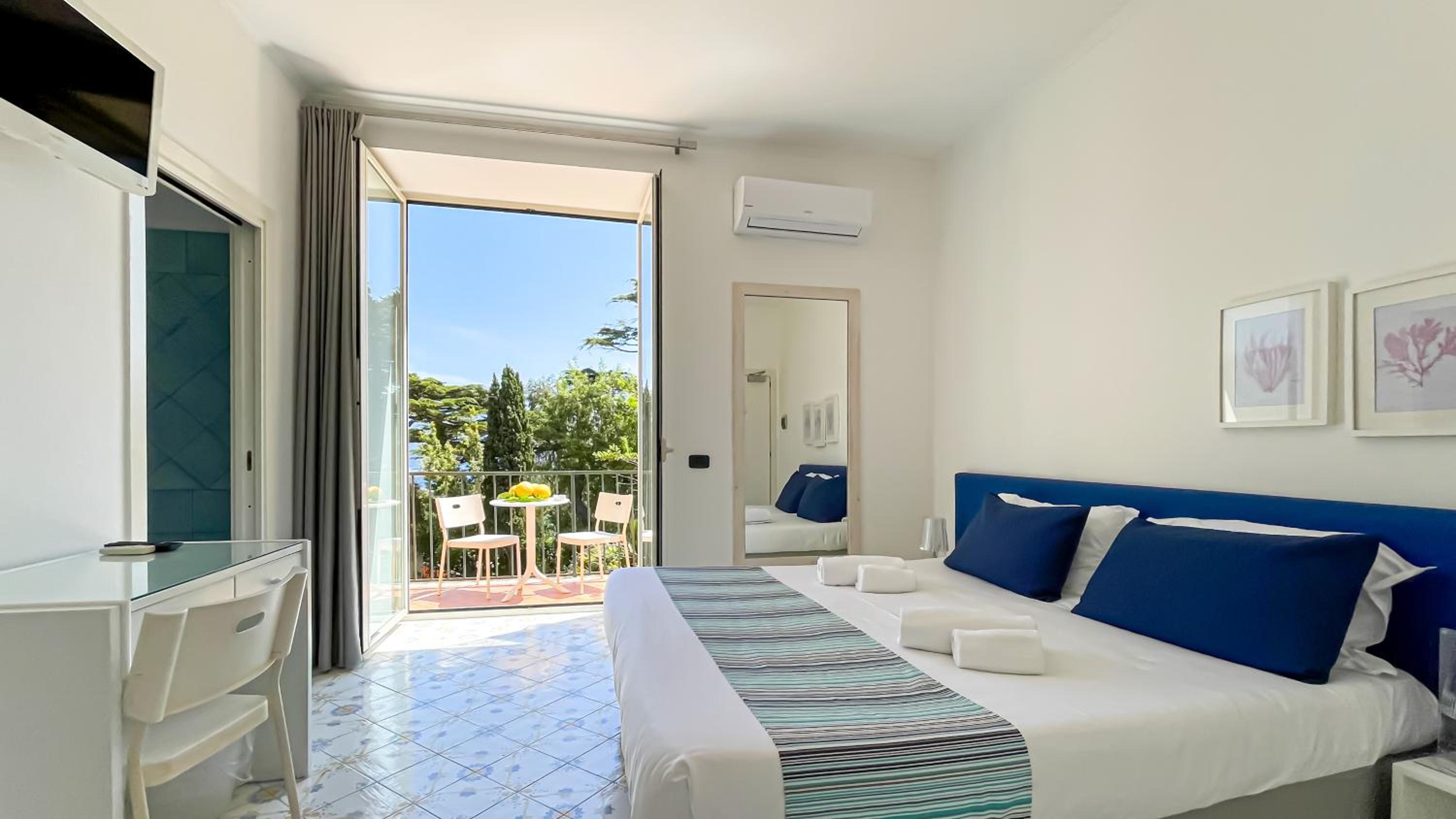 Double or Twin Room with Sea View - Photo 2