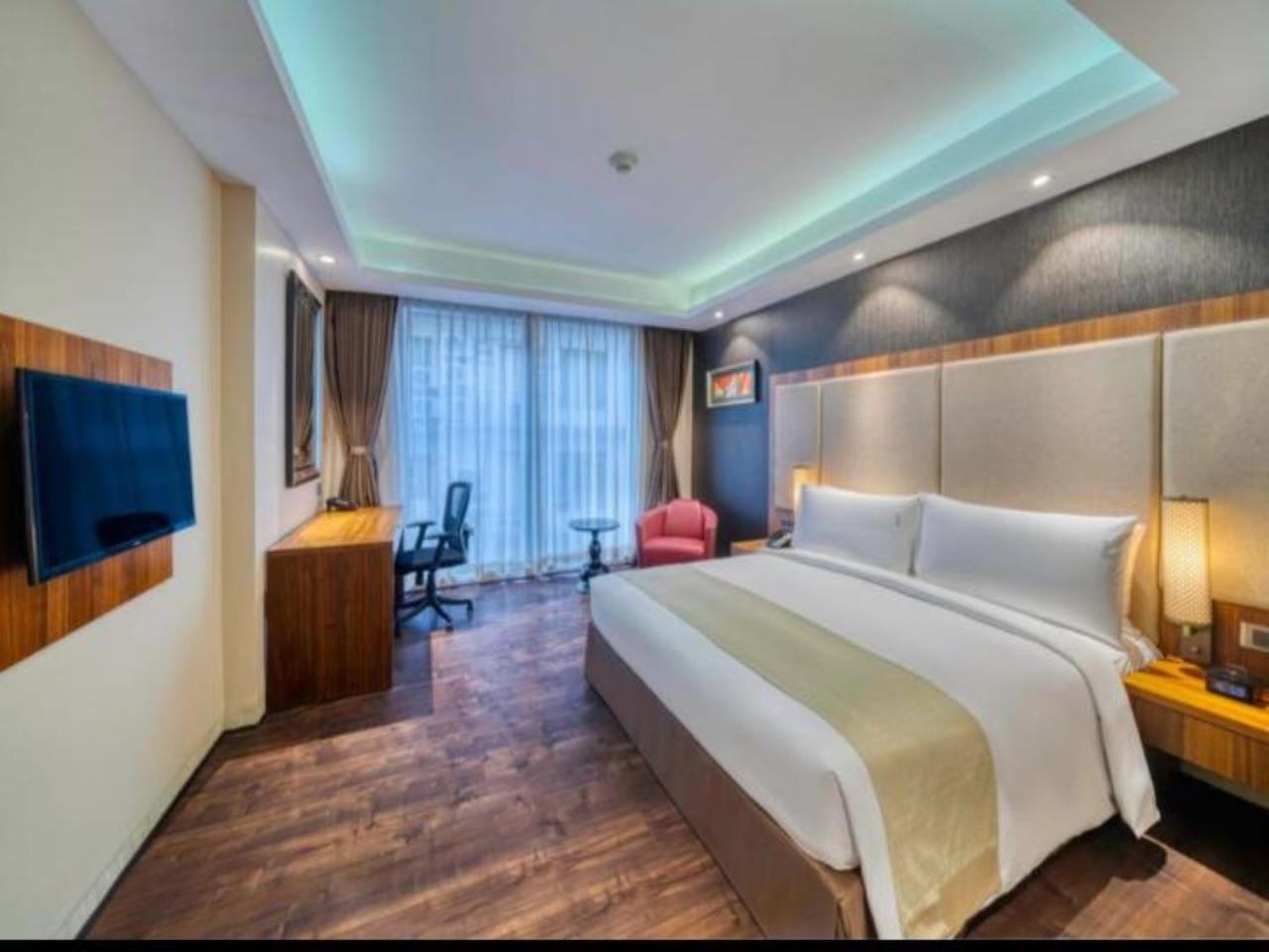 Standard King Room - Enjoy 20% savings on Food & Beverages (soft), Happy Hours: Buy 1 Get 1 on IMFL (4:00 PM – 8:00 PM), Complimentary snacks with select liquor packages, Beer buckets starting from just ₹599, Special pricing on liquor bottles photo 2