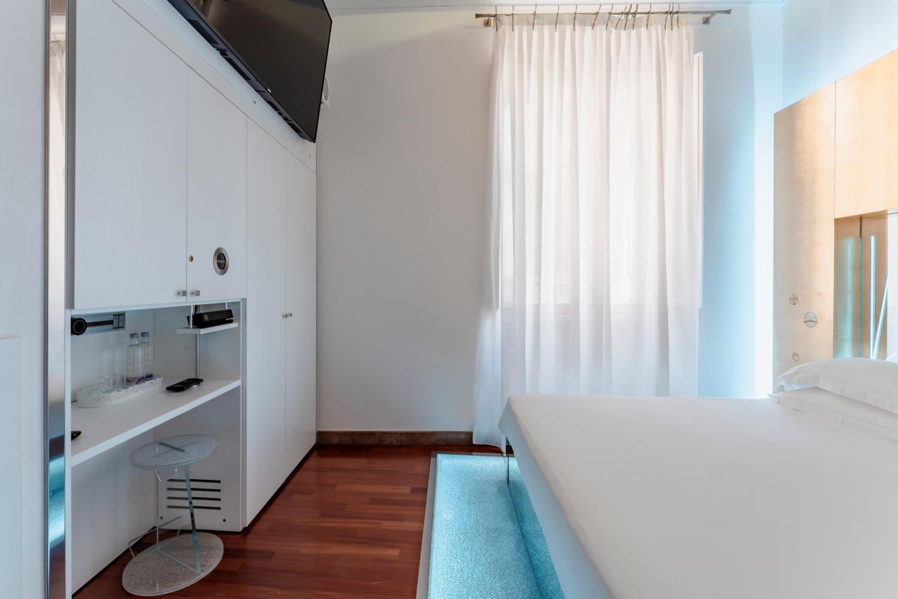 Superior Double Room thumbnail 6