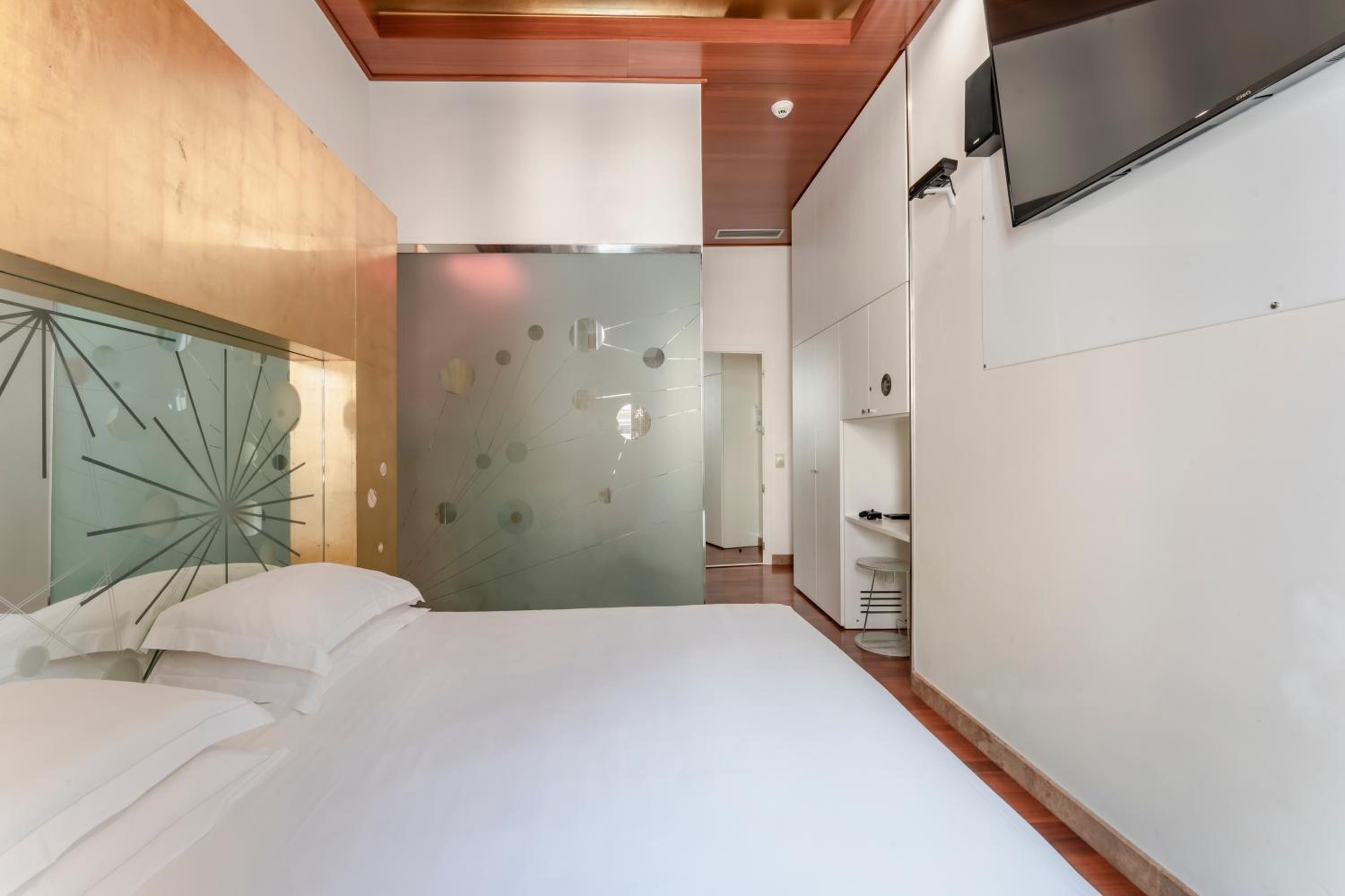 Deluxe Double Room thumbnail 5