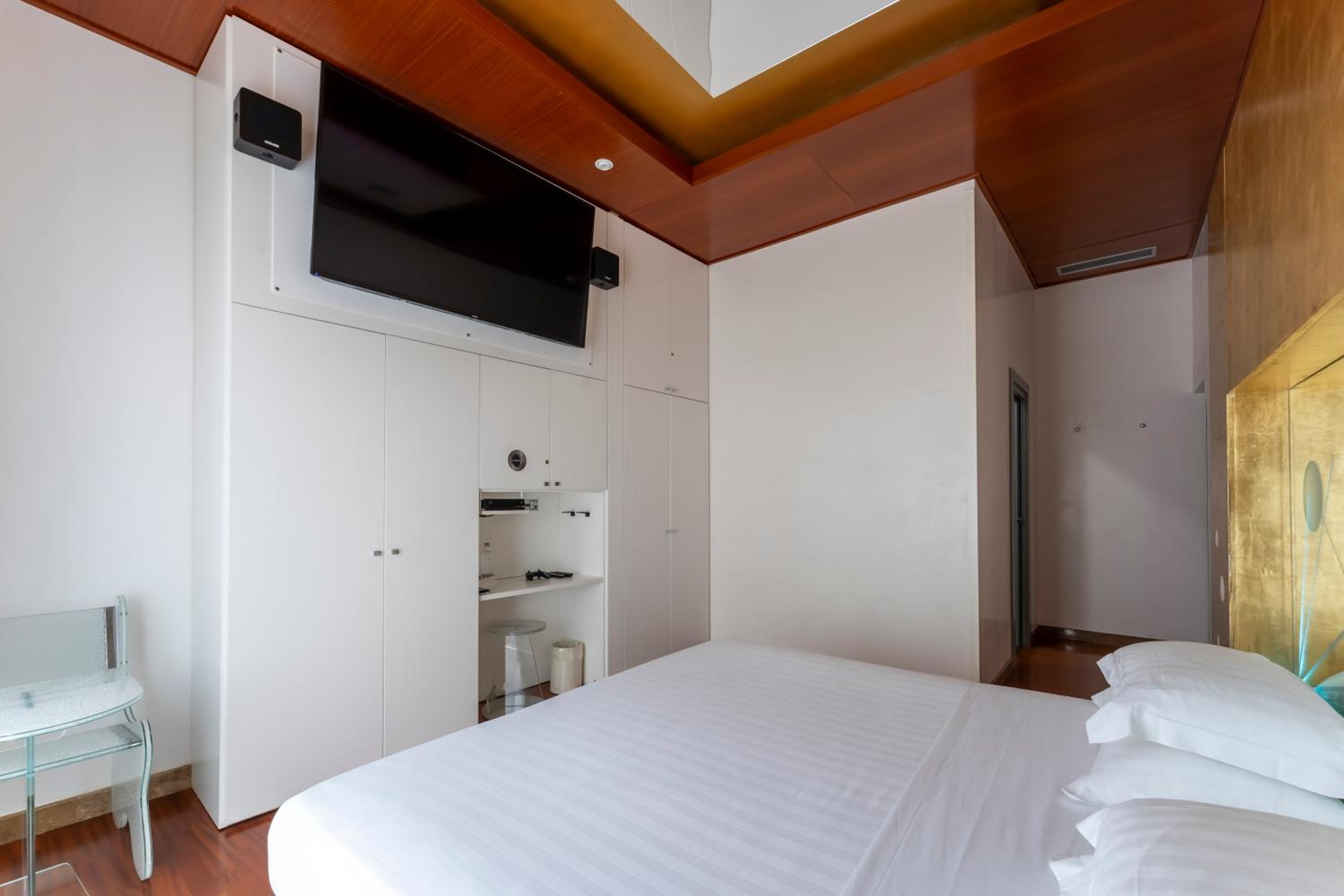 Deluxe Double Room thumbnail 6