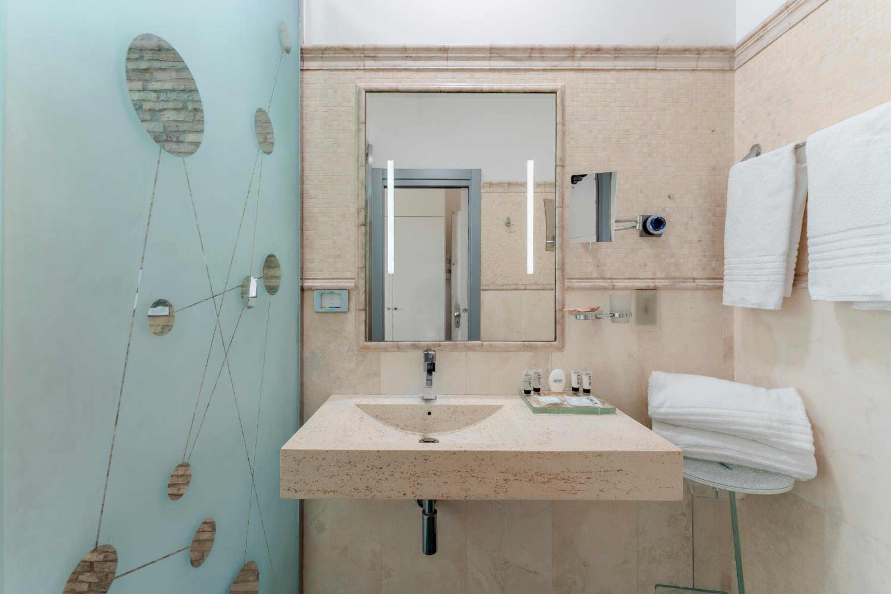 Deluxe Double Room thumbnail 6