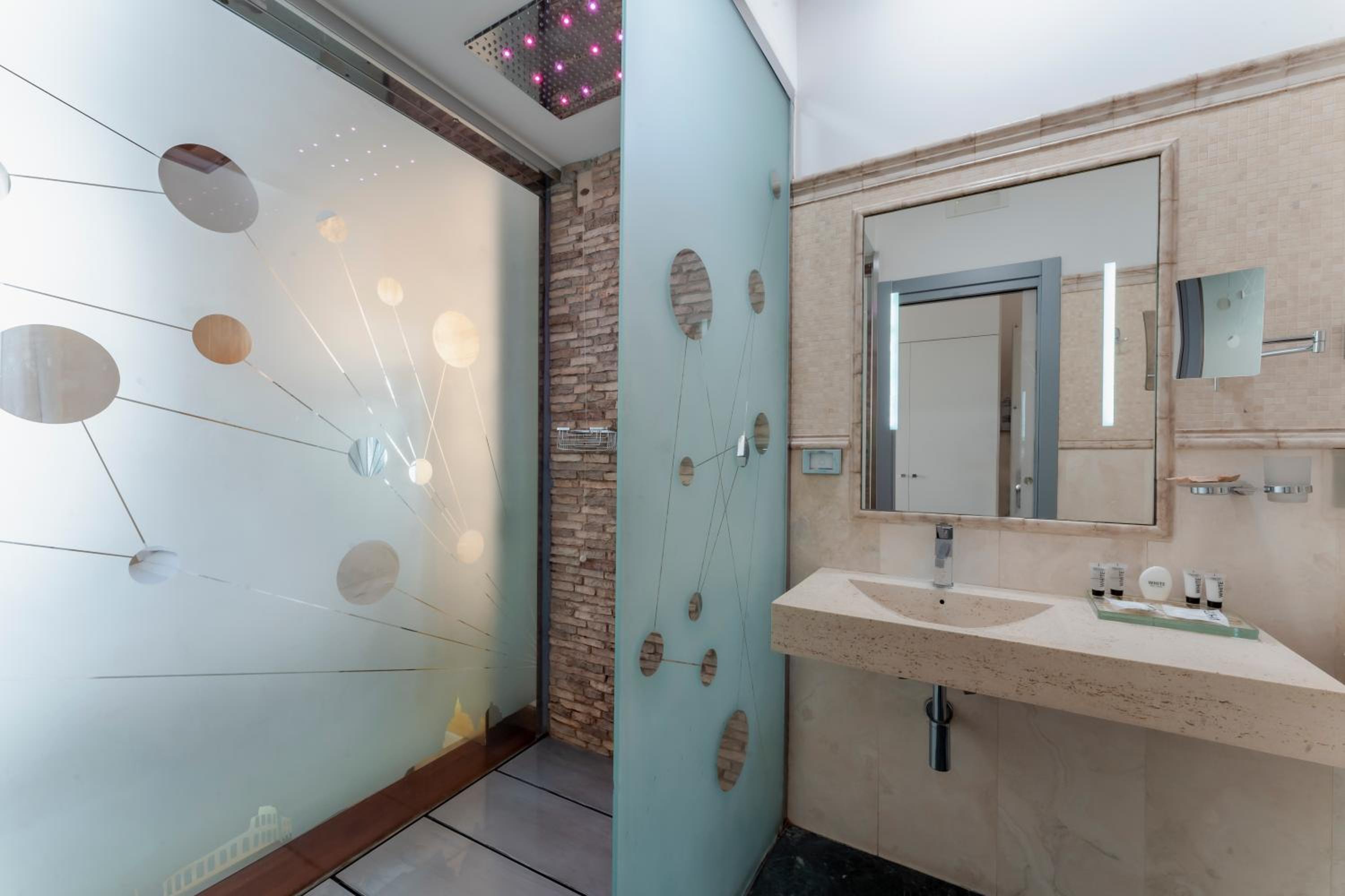 Deluxe Double Room thumbnail 5