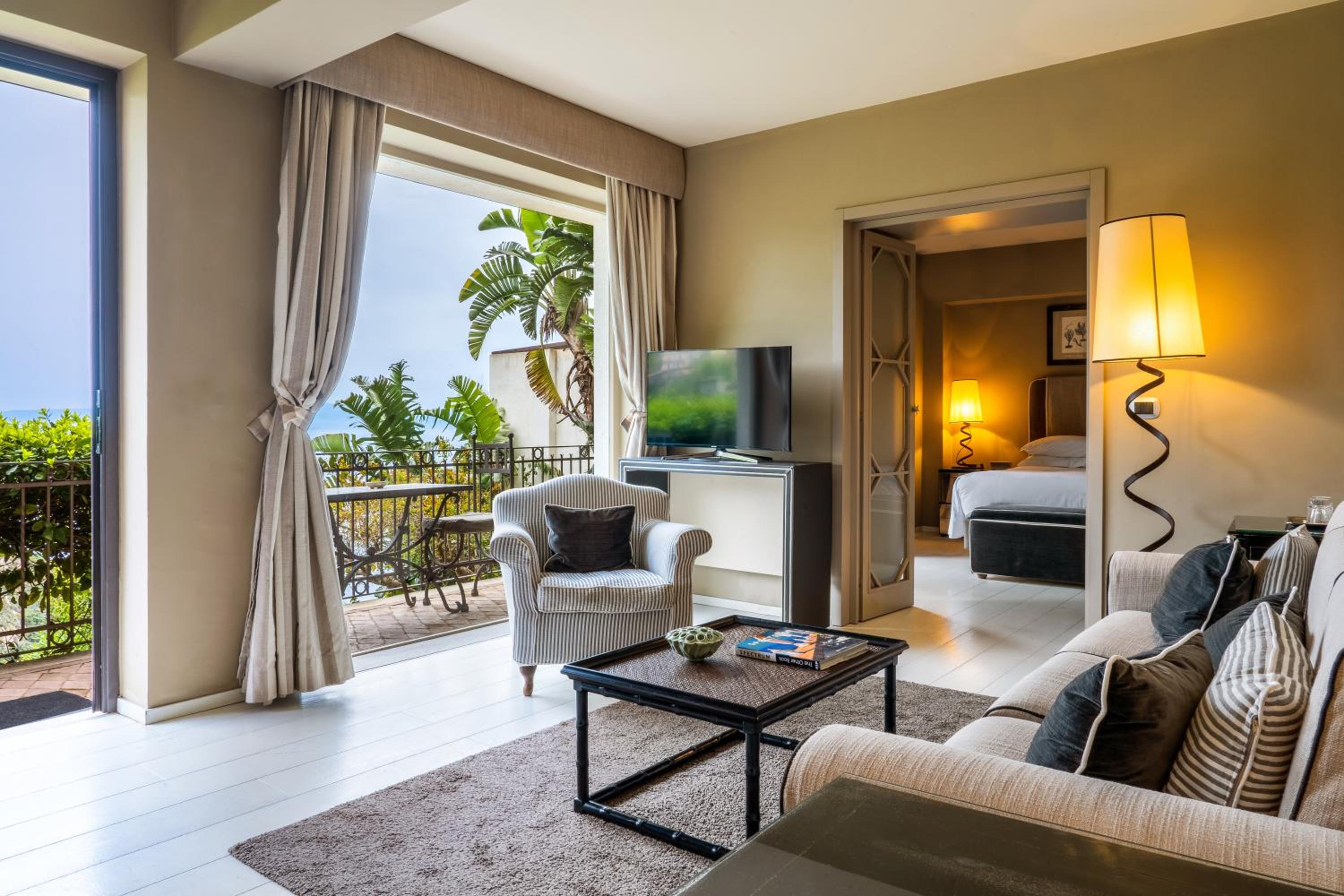 Luxury Suite with Sea View- Separate Building - Photo 8