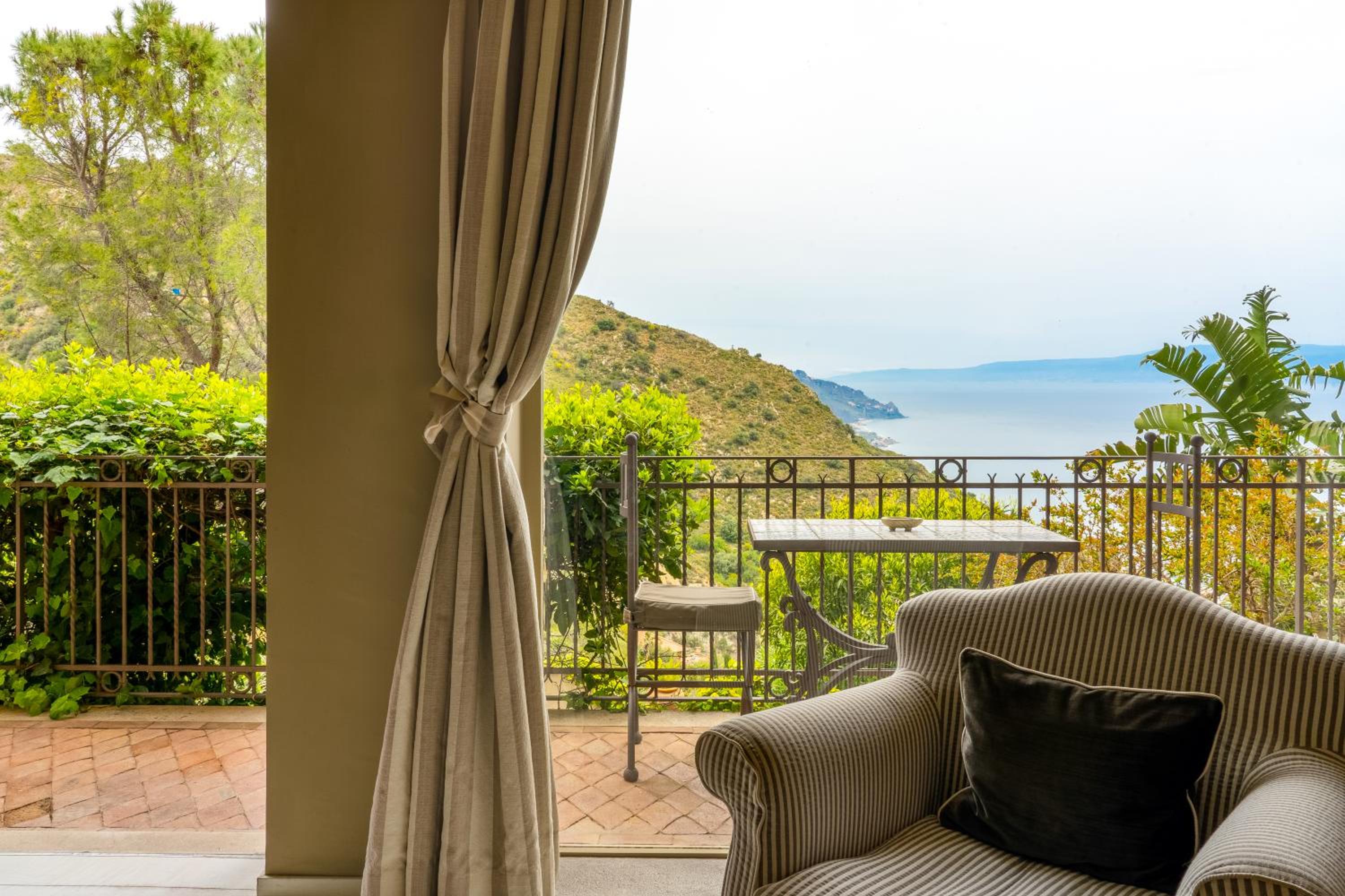 Luxury Suite with Sea View- Separate Building - Photo 9
