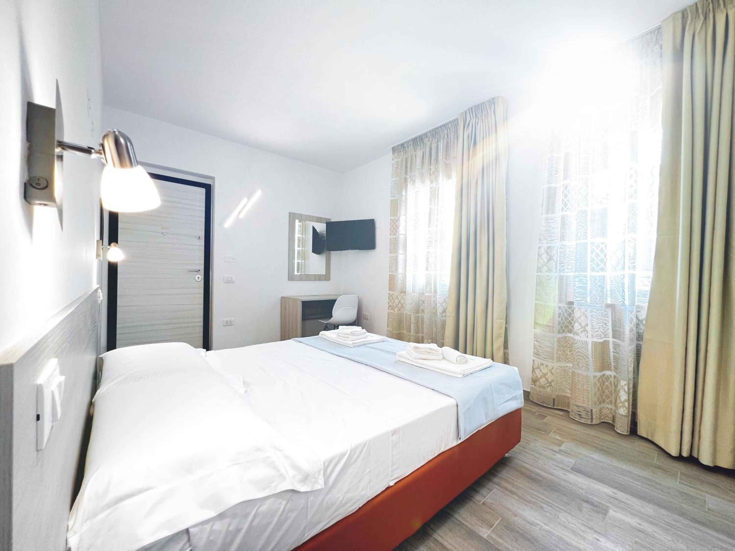 Standard Double Room - Photo 7