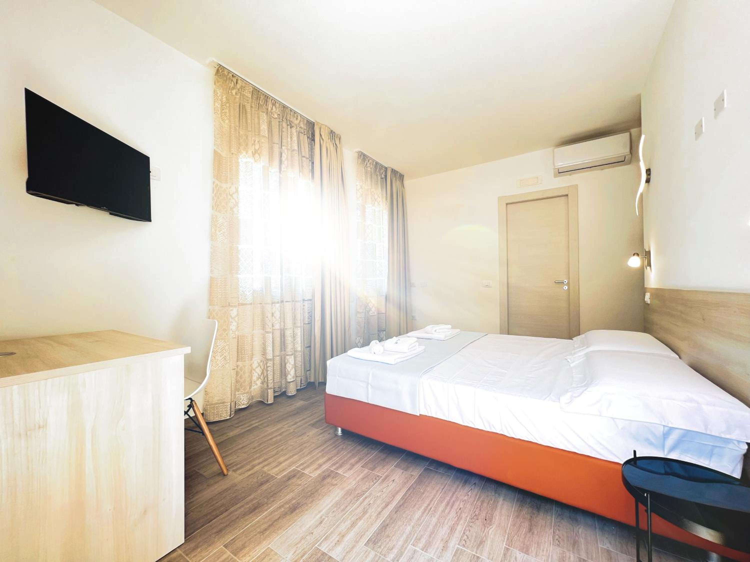 Standard Double Room - Photo 6