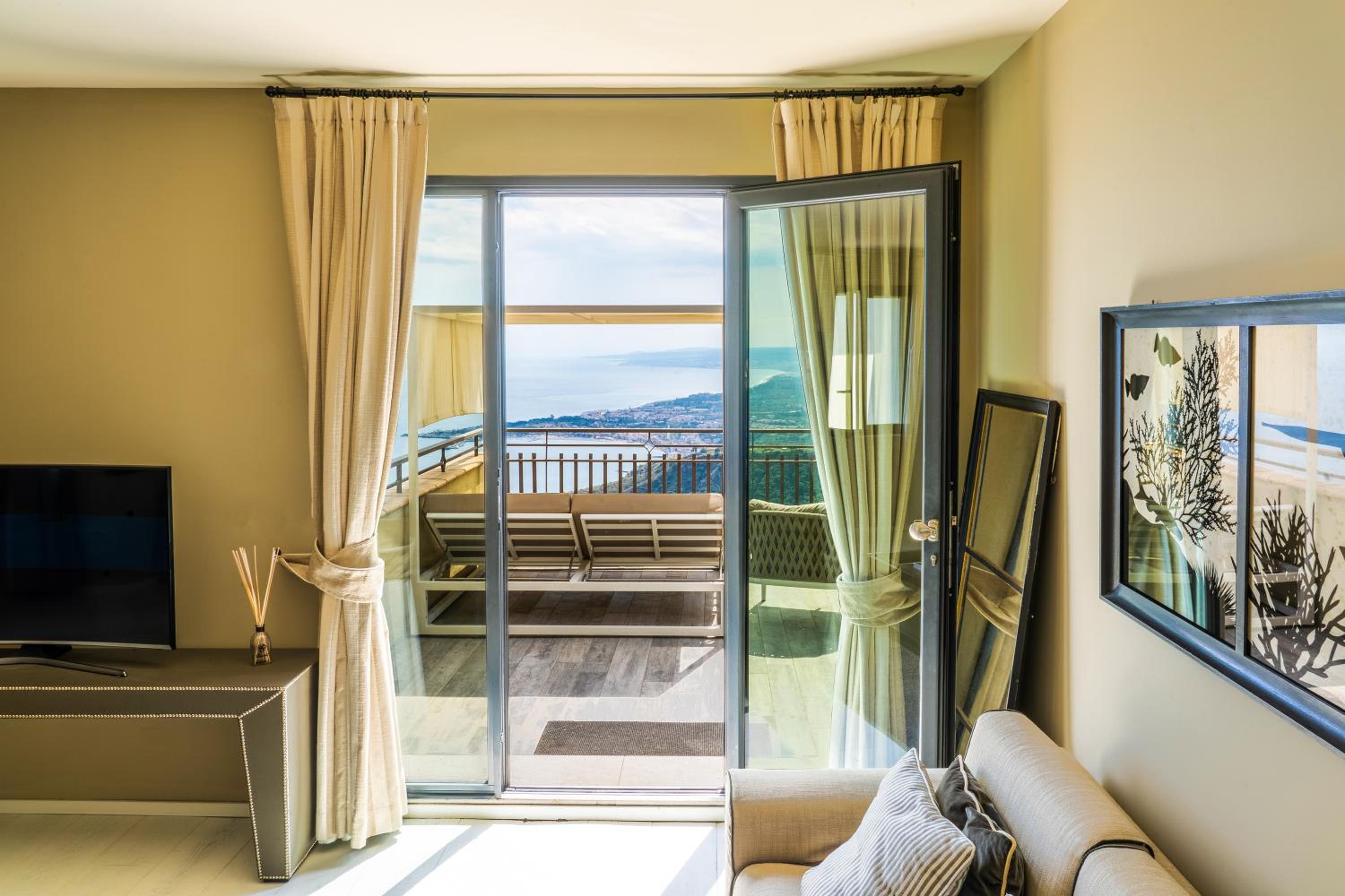 Exclusive Suite with Sea View thumbnail 5