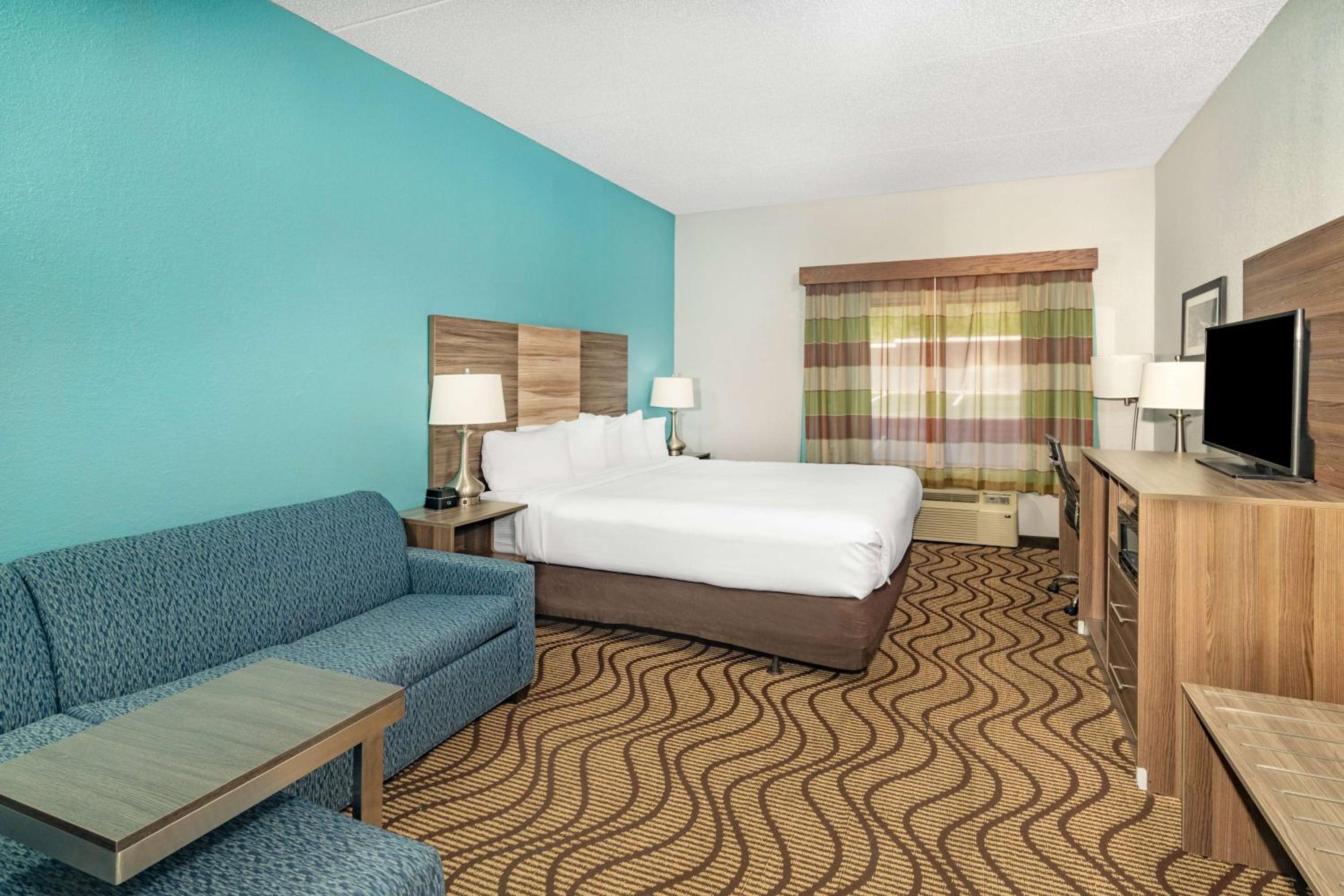 King Room with Sofa Bed - Disability Access - Non-Smoking - Photo 1