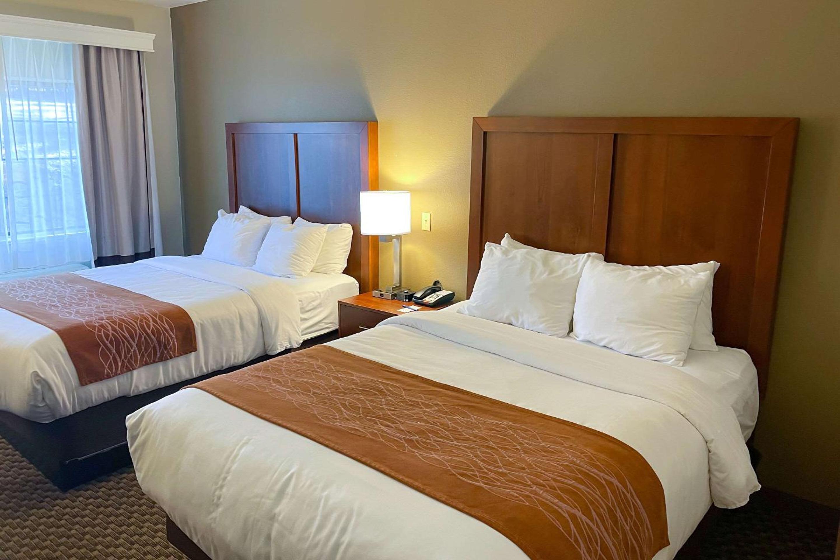 Queen Room with Two Queen Beds - Non-Smoking - Photo 1