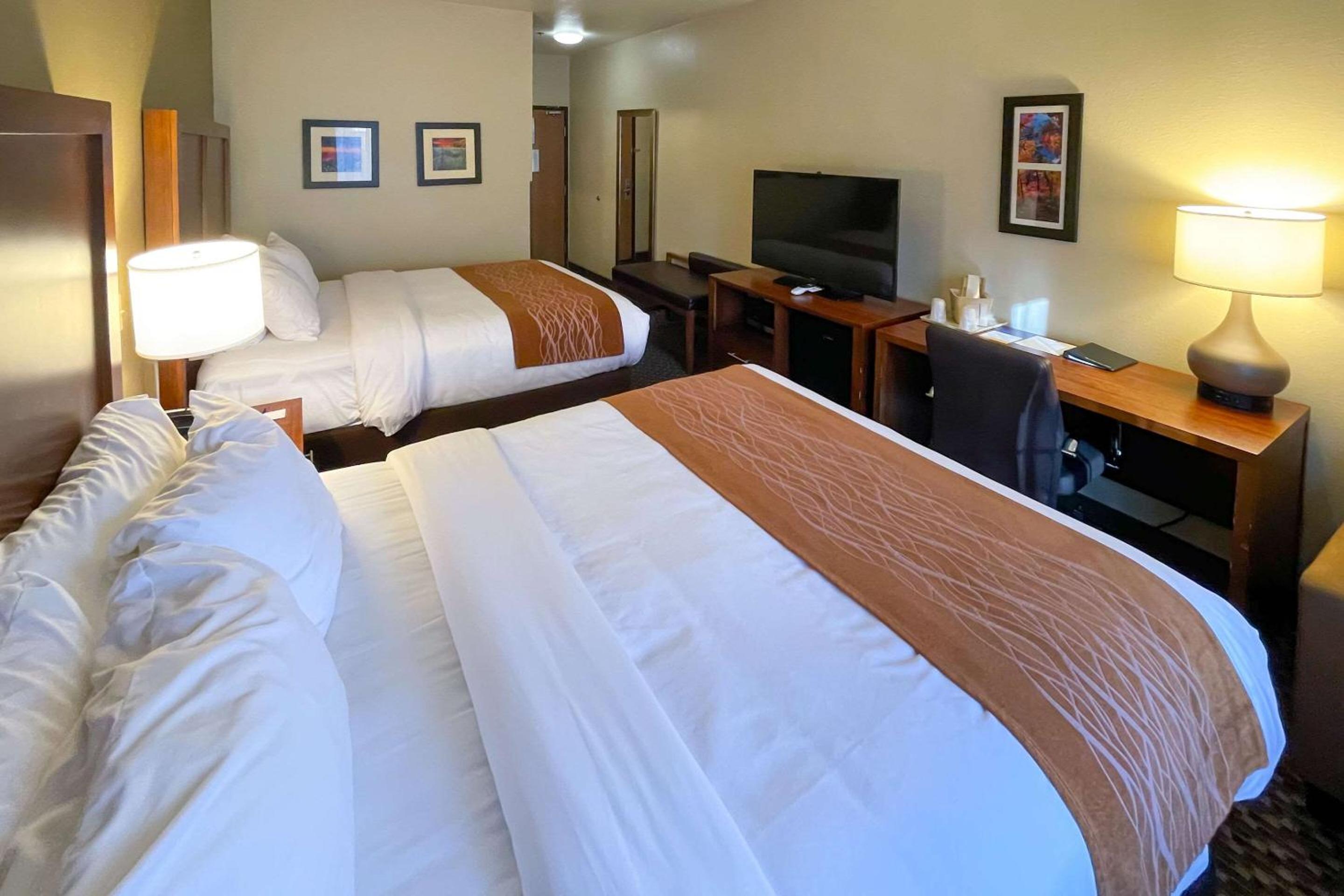 Queen Room with Two Queen Beds - Non-Smoking - Photo 3