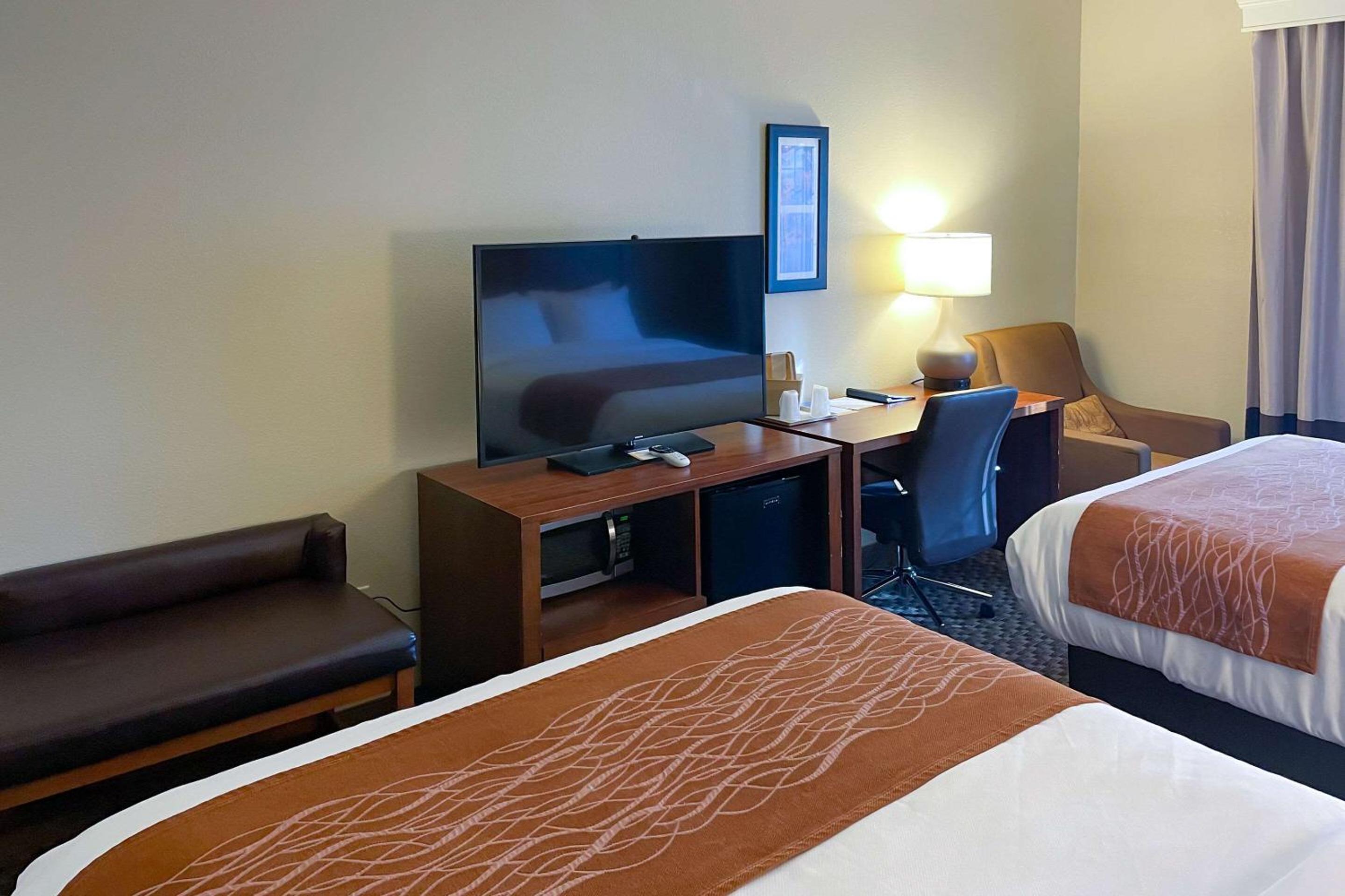 Queen Room with Two Queen Beds - Non-Smoking - Photo 5