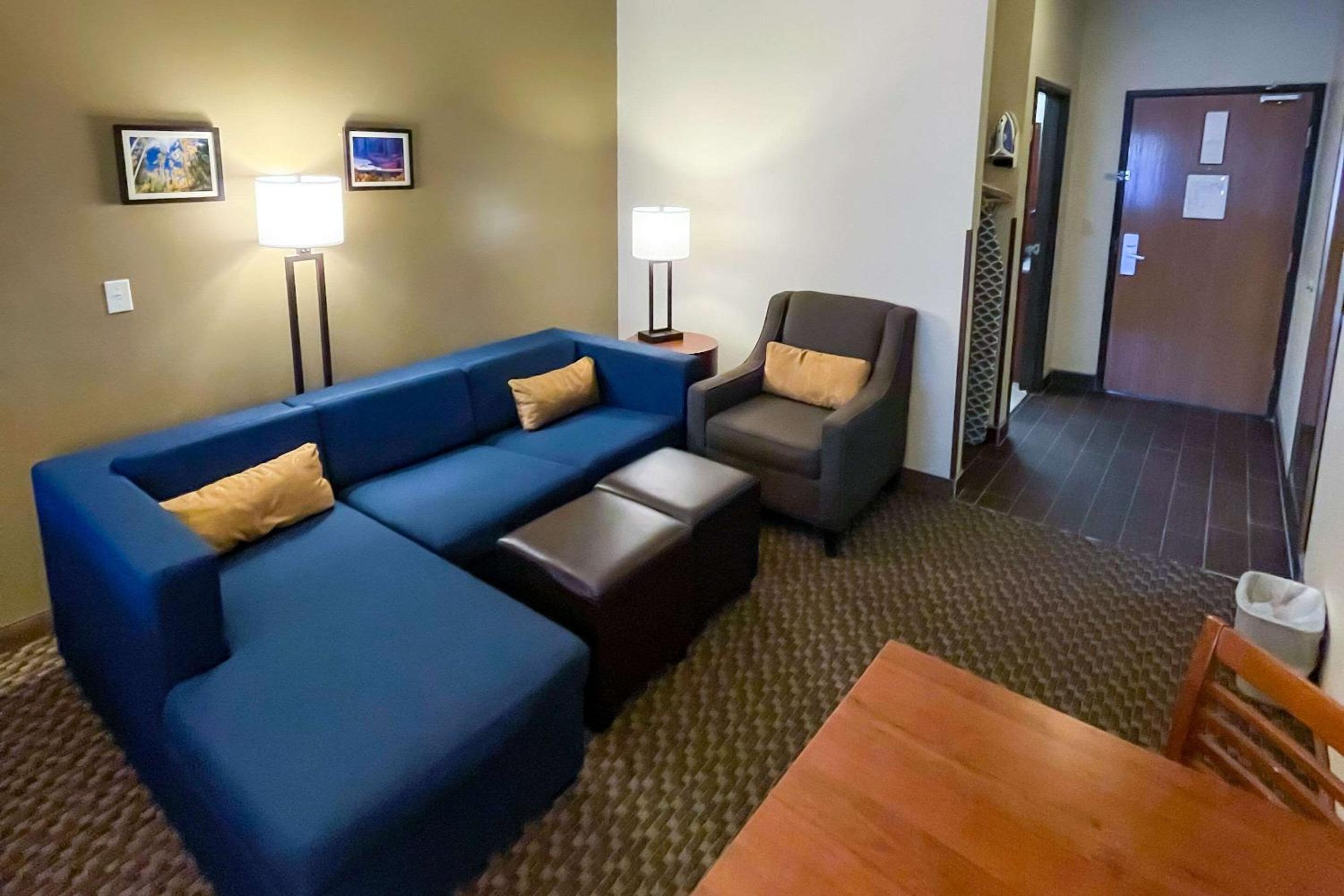 Family Room - Non-Smoking - Photo 8