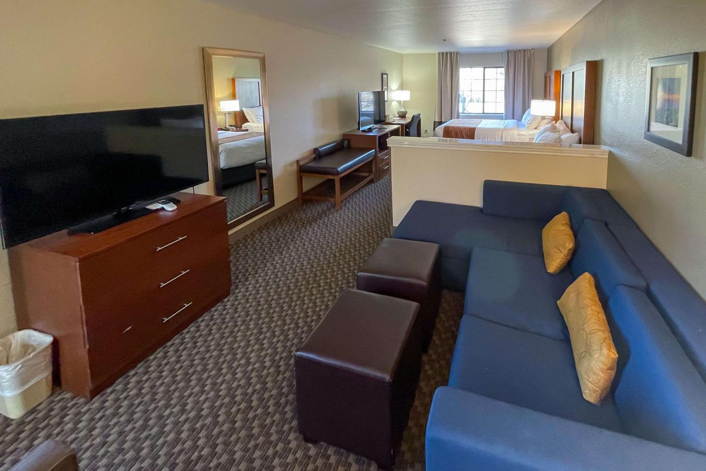 Queen Suite - Non-Smoking - Photo 9