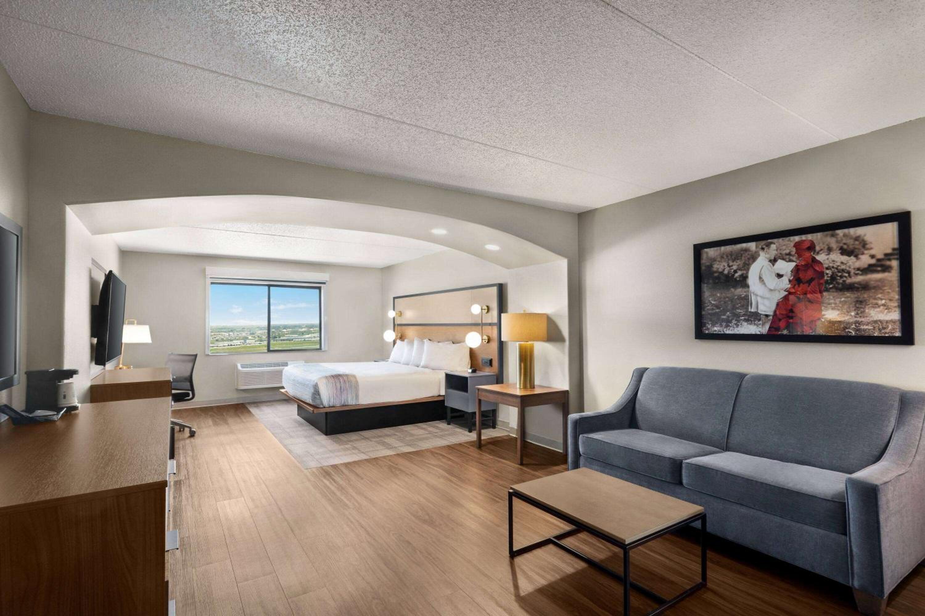 King Suite with Roll-In Shower - Accessible/ Non-Smoking - Photo 1