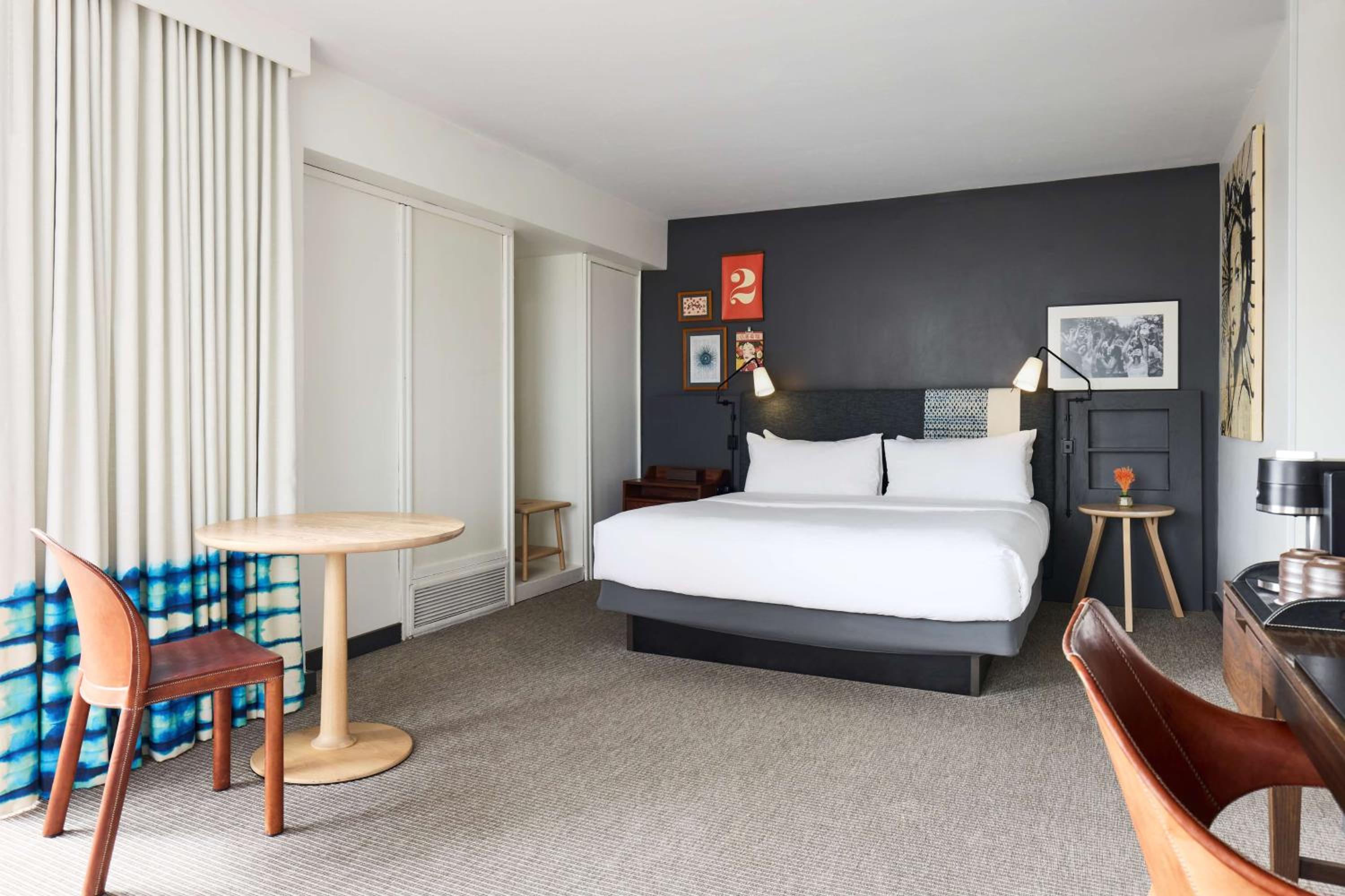 Corner King Room - Photo 5