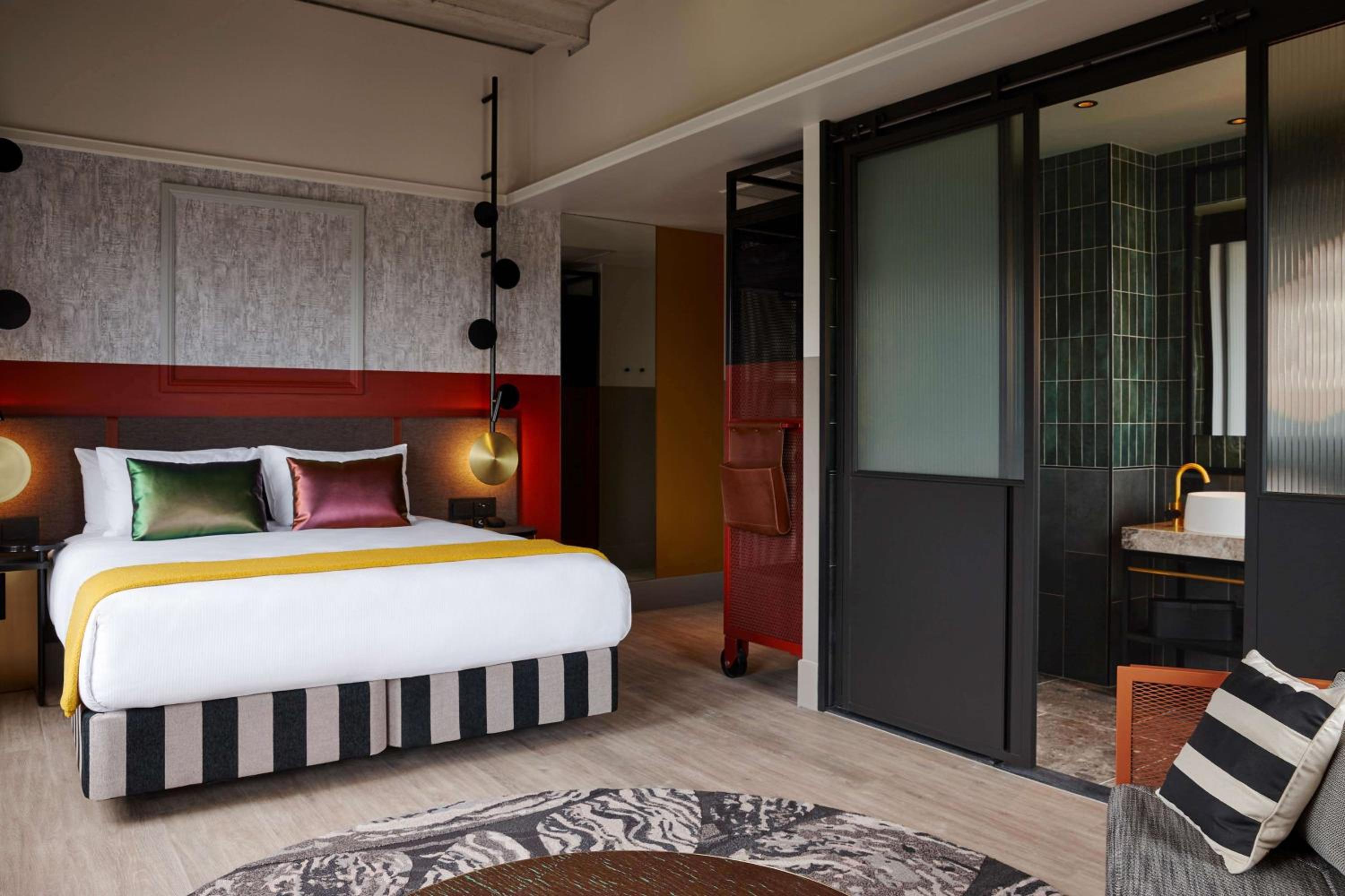Deluxe Corner Room - Photo 2