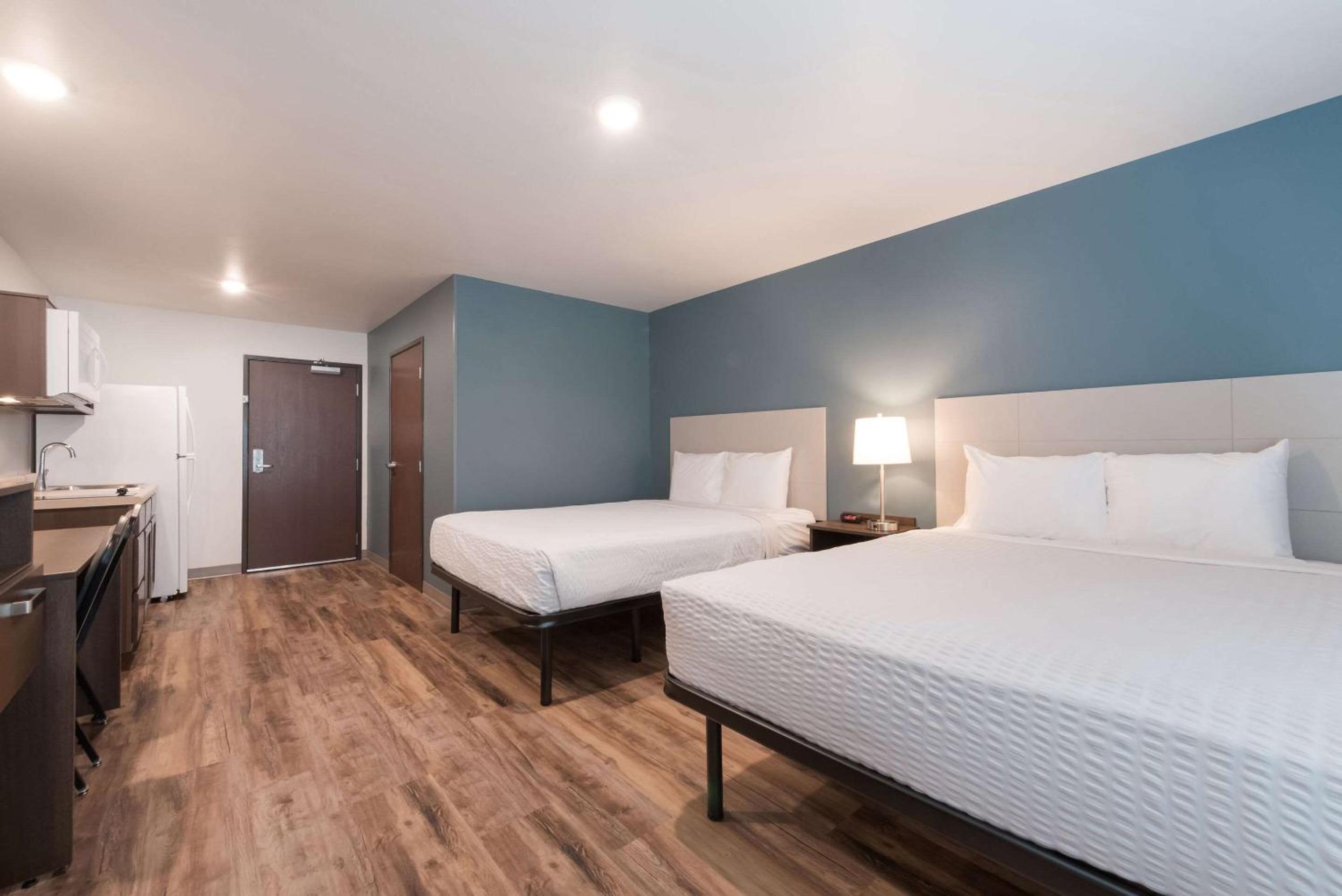 Standard Queen Room with Two Queen Beds - Non Smoking  - Photo 3