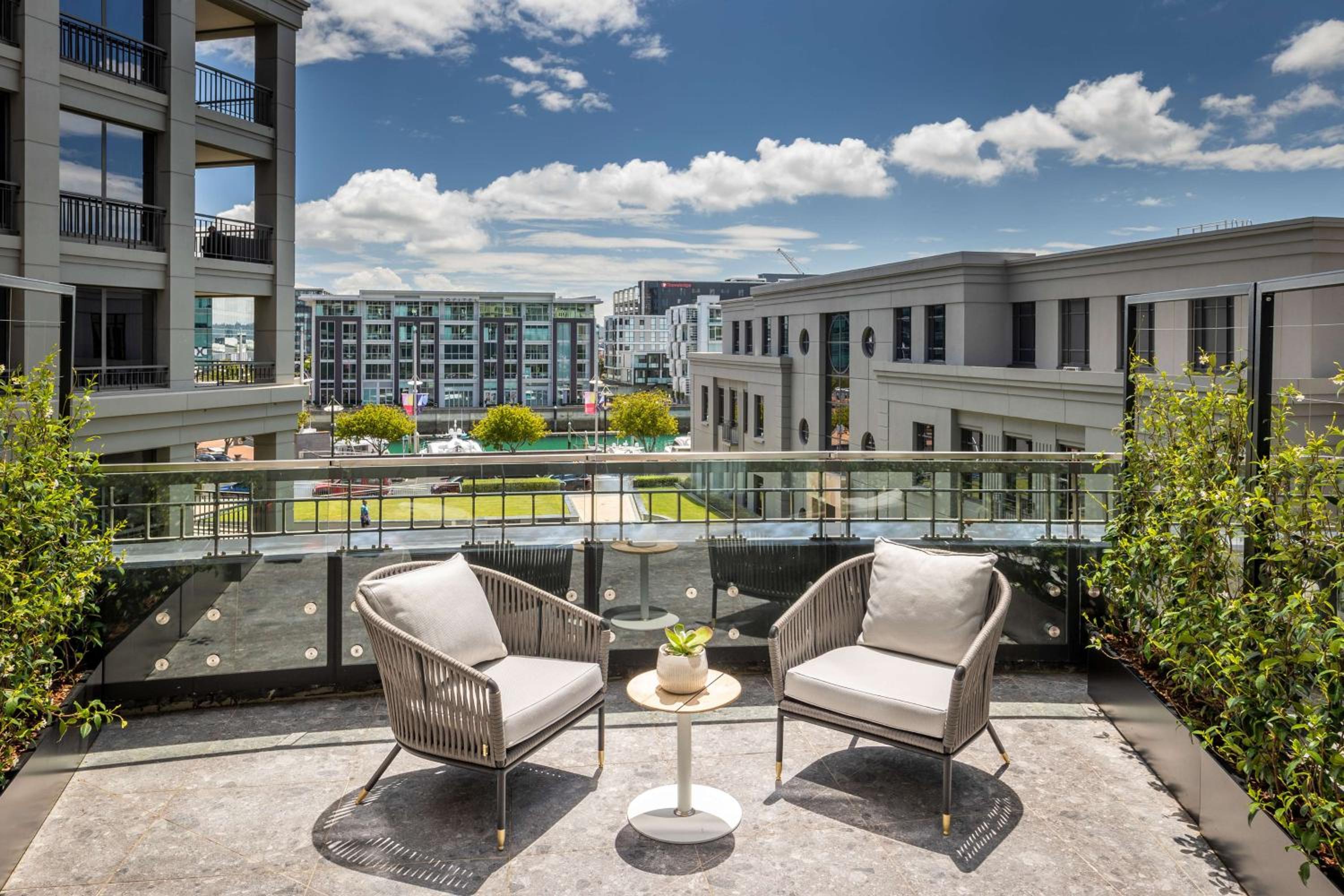 Executive Balcony Room - Photo 7