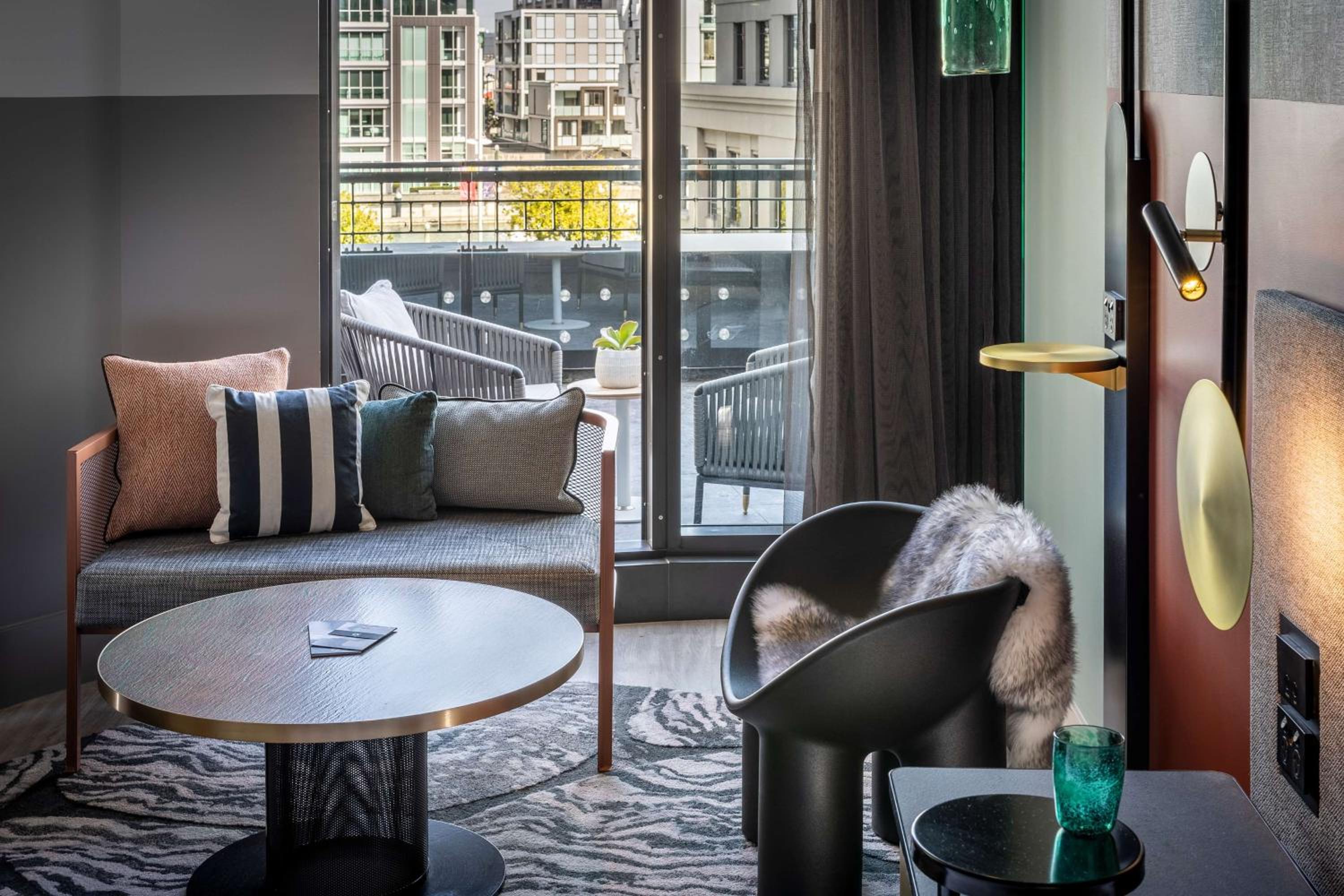 Executive Balcony Room - Photo 9