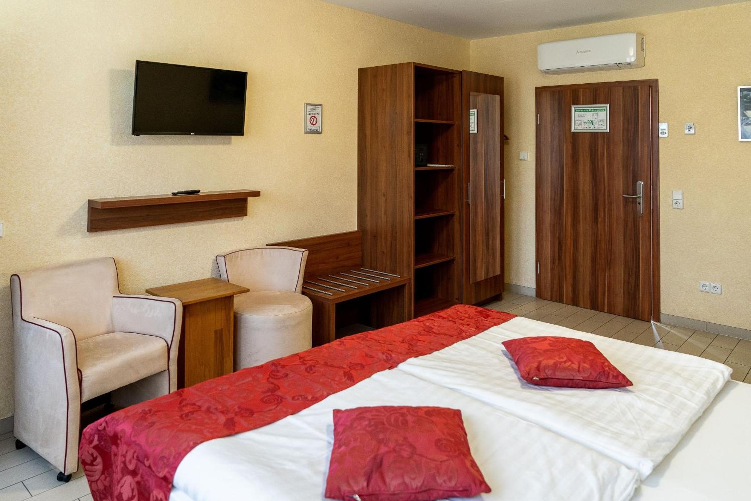 Double or Twin Room - Photo 6