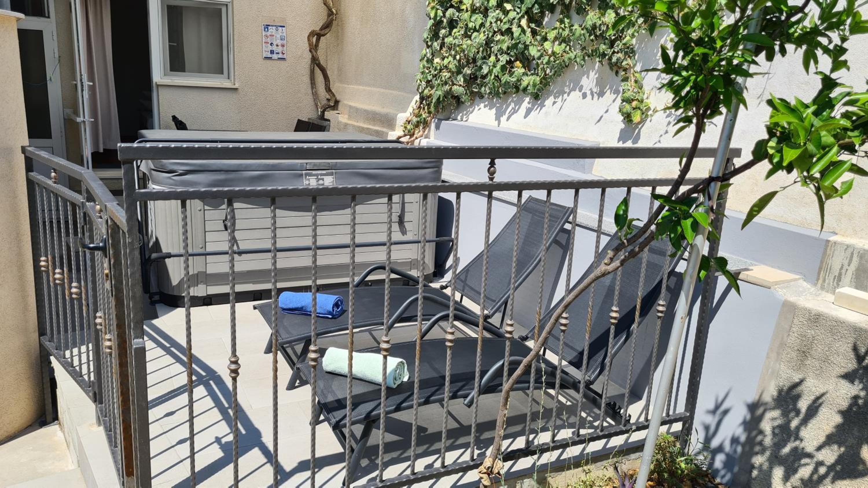 Apartment with Jacuzzi photo 3
