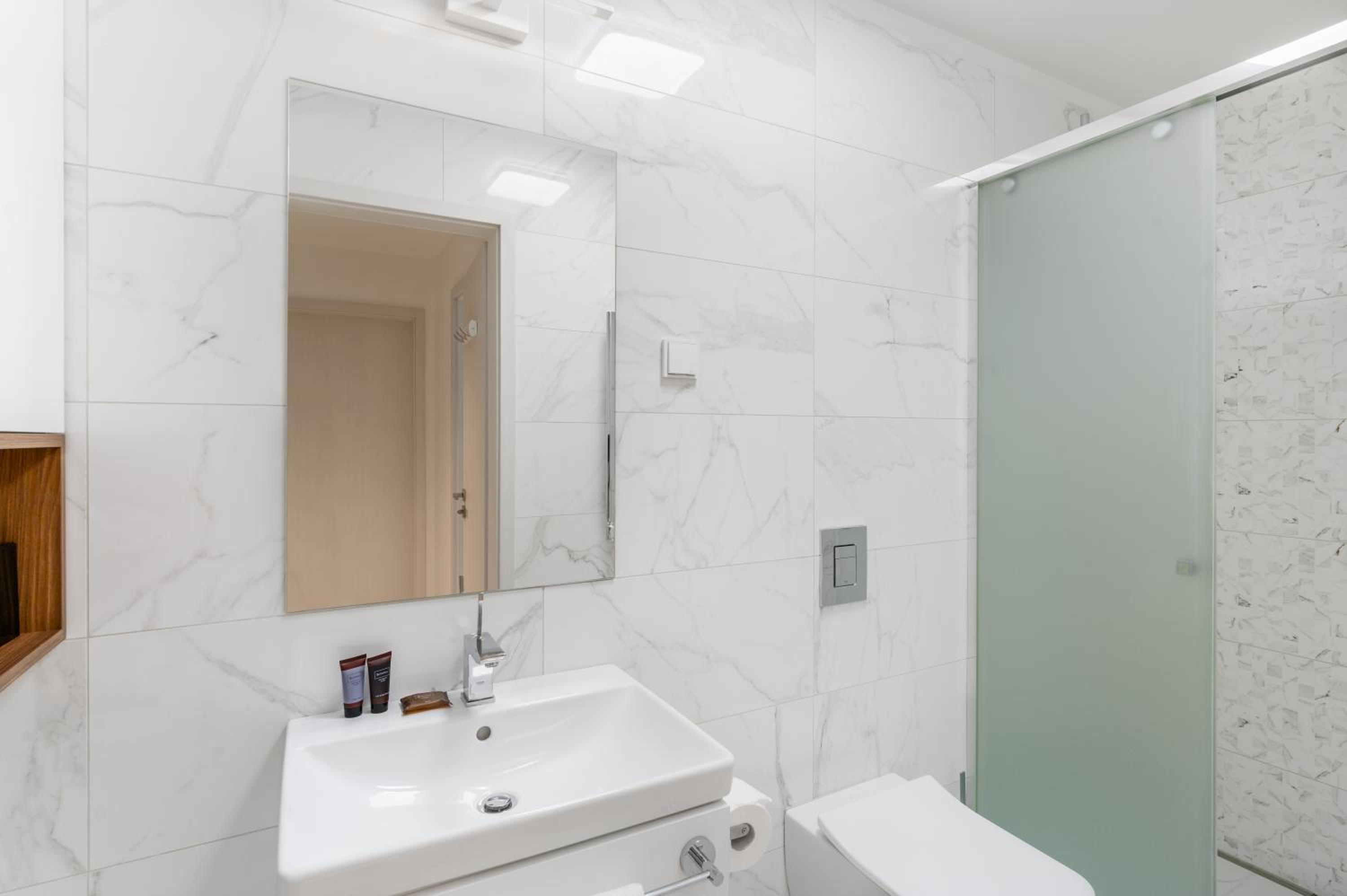 Deluxe Suite - Photo 11