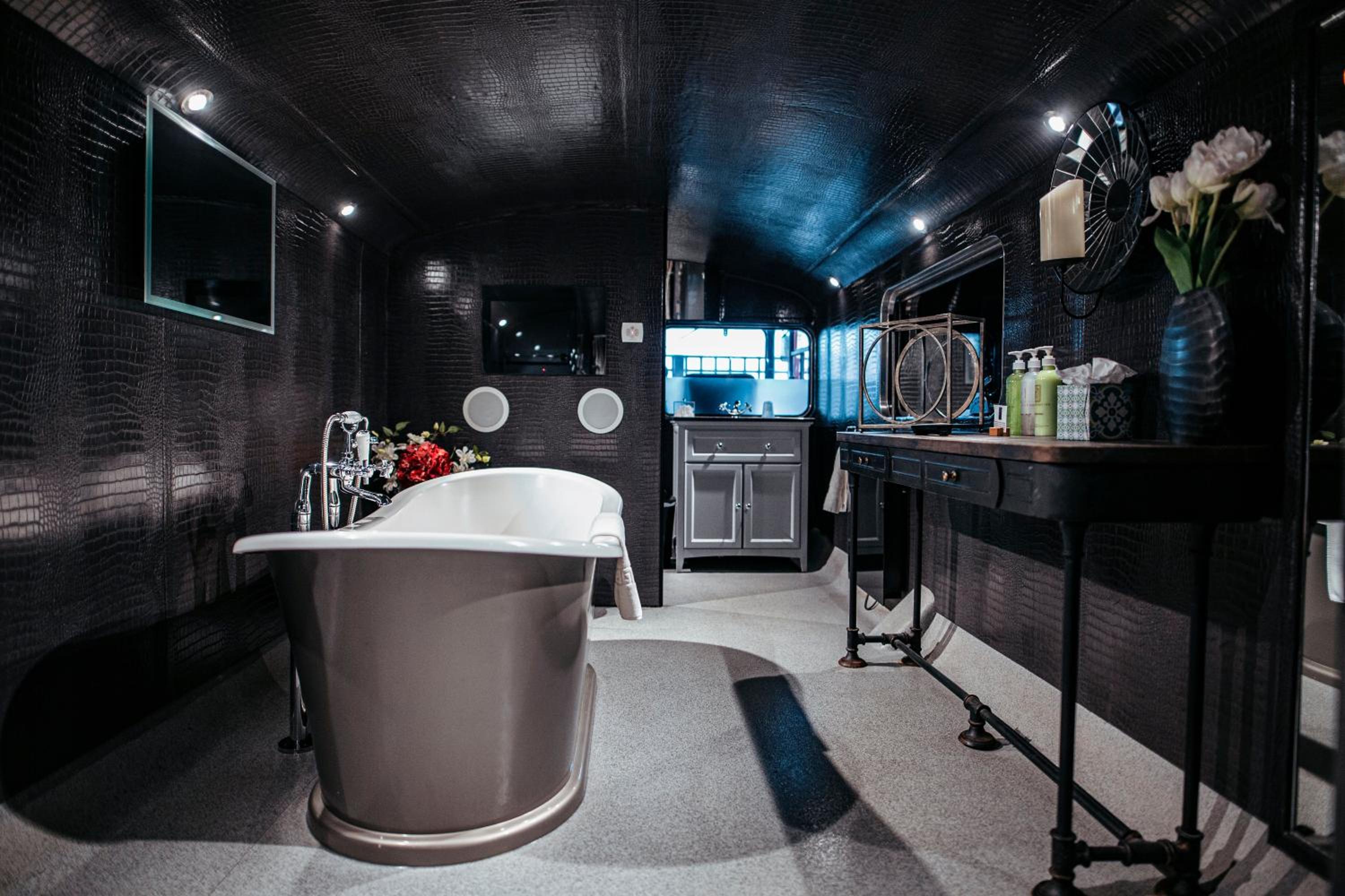 Double-Decker Bus with Hot Tub - Photo 2