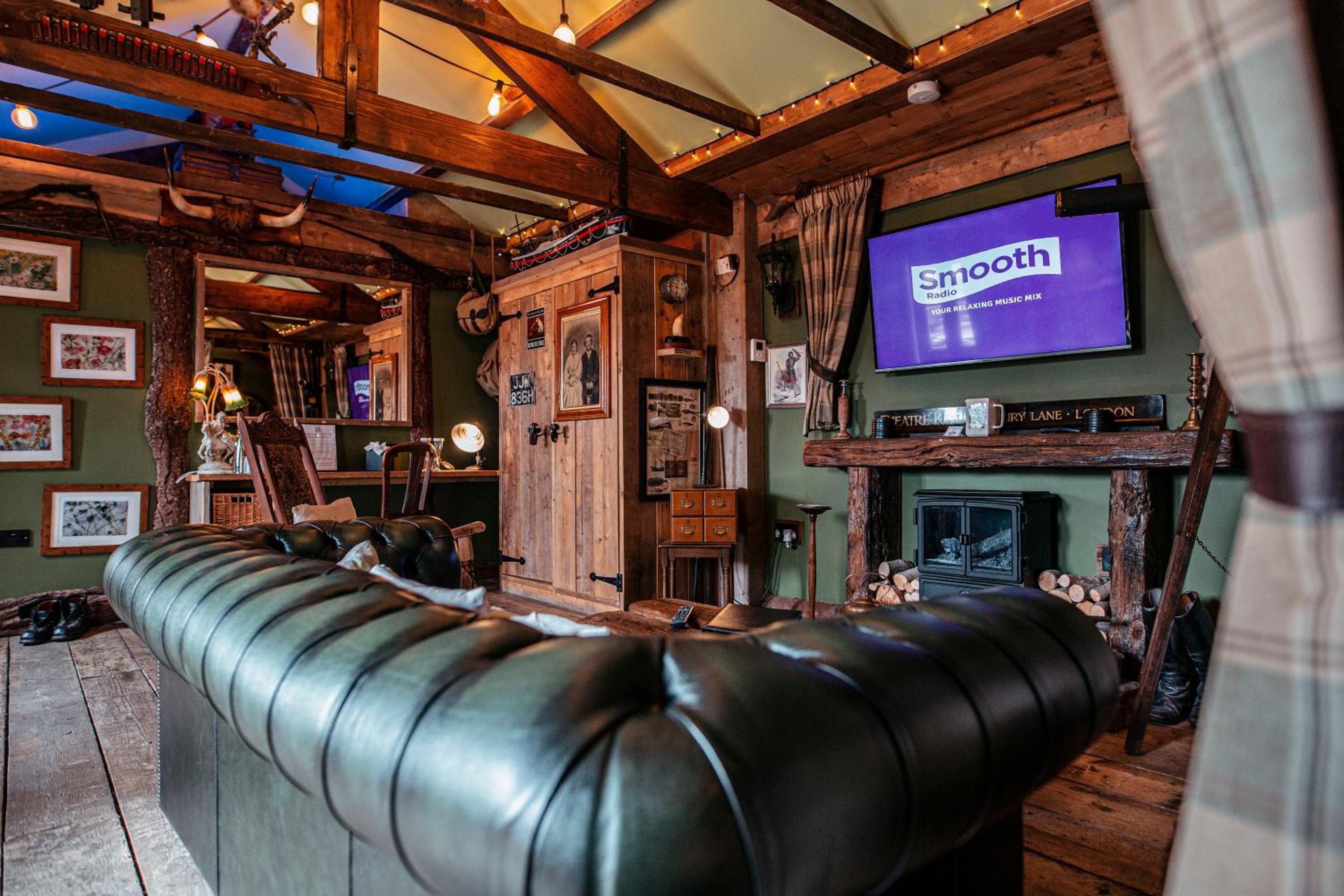 Log Cabin with Hot Tub - Photo 4