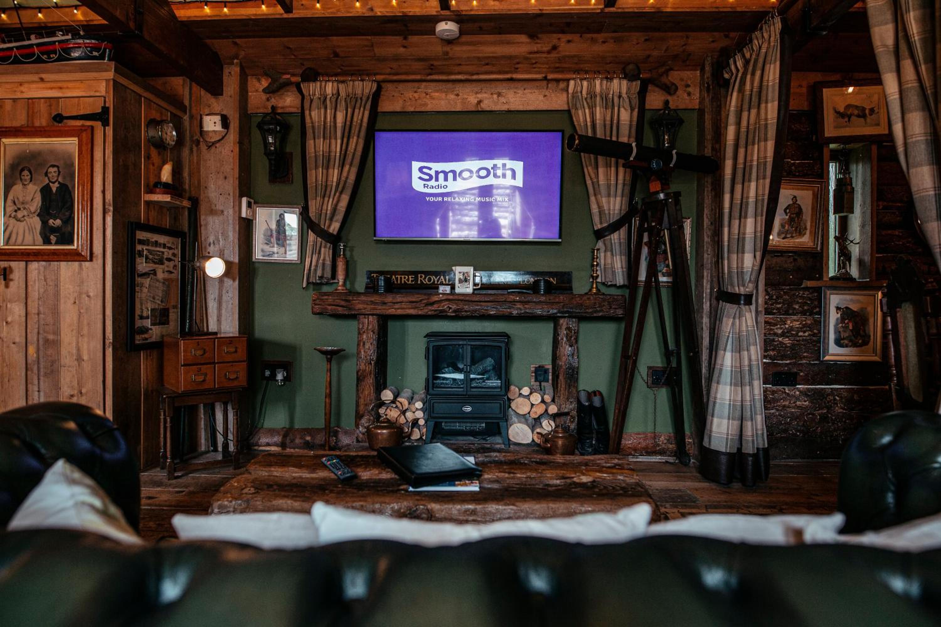 Log Cabin with Hot Tub - Photo 5
