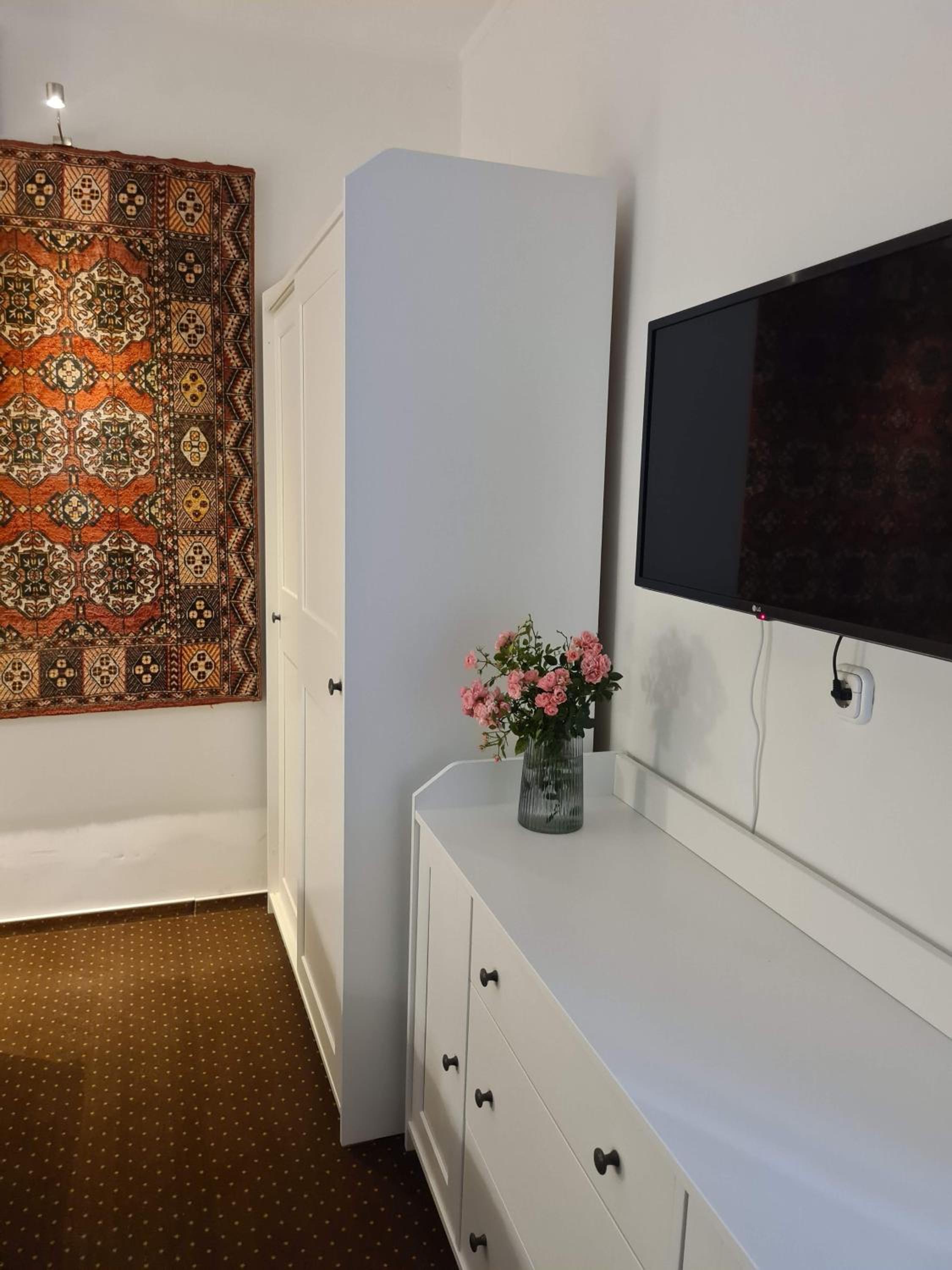 Family Room with Private Bathroom - Photo 2