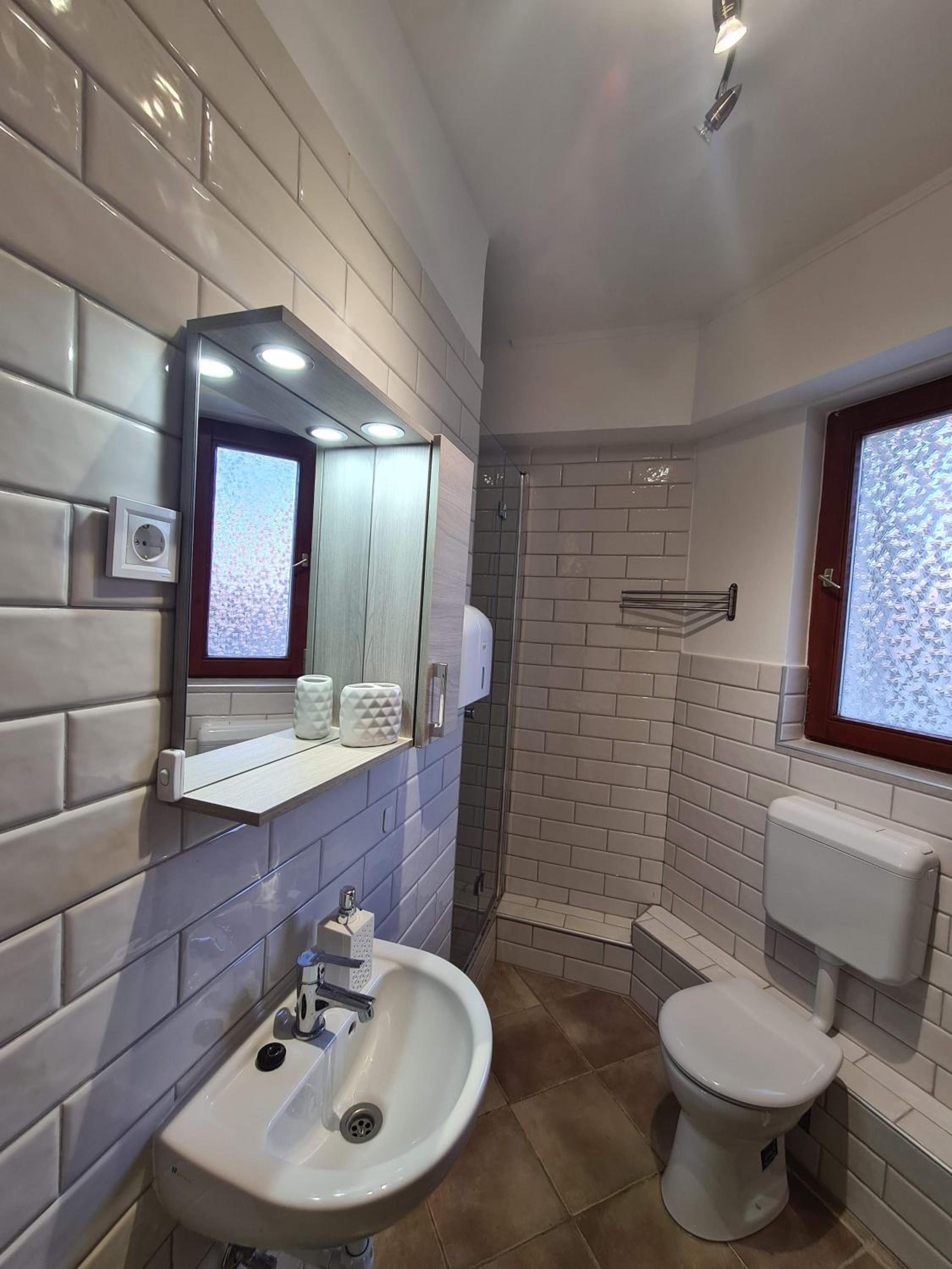 Family Room with Private Bathroom - Photo 4