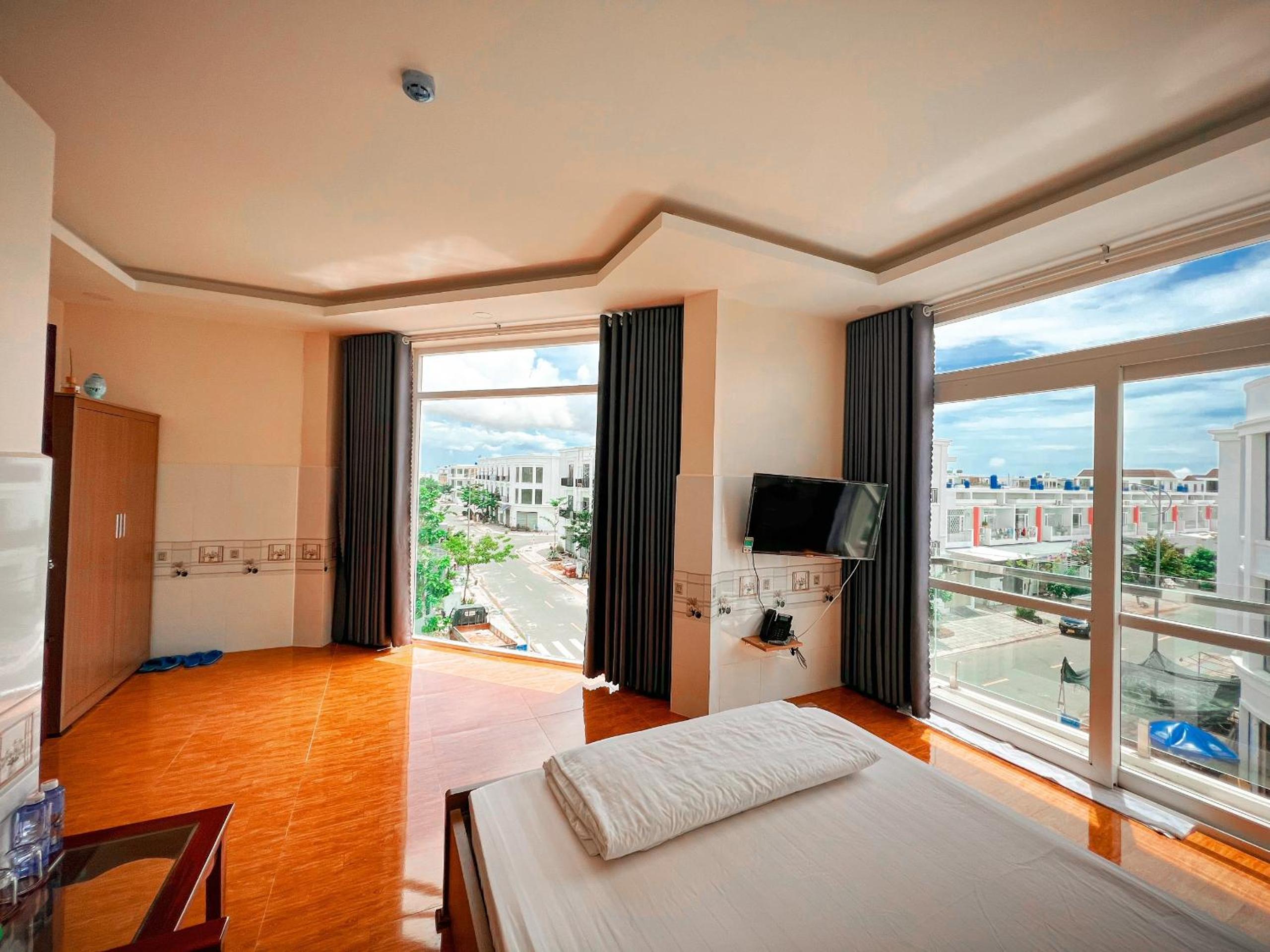 King Room with Balcony - Photo 5