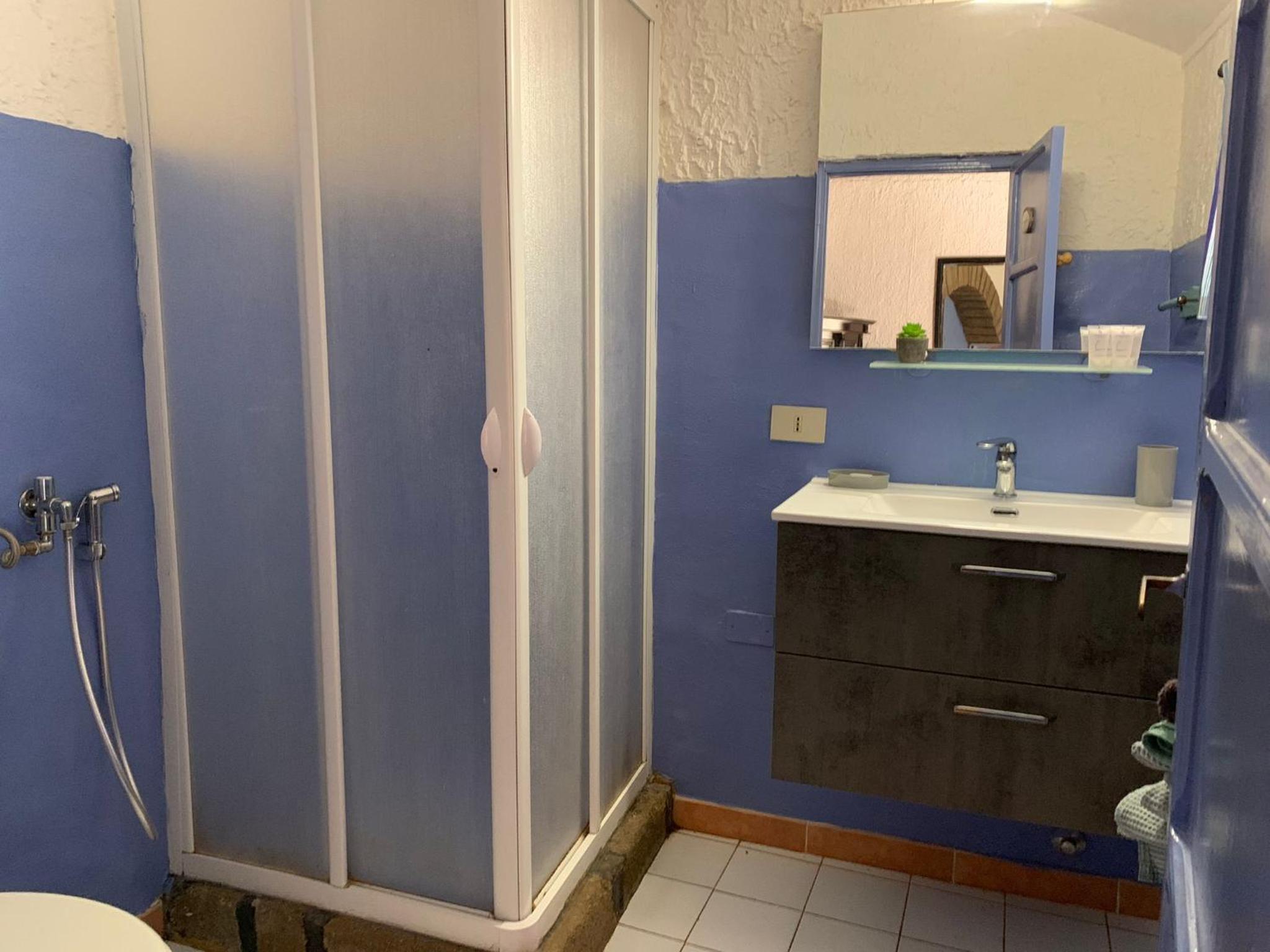 Double Room with Private Bathroom - Photo 3
