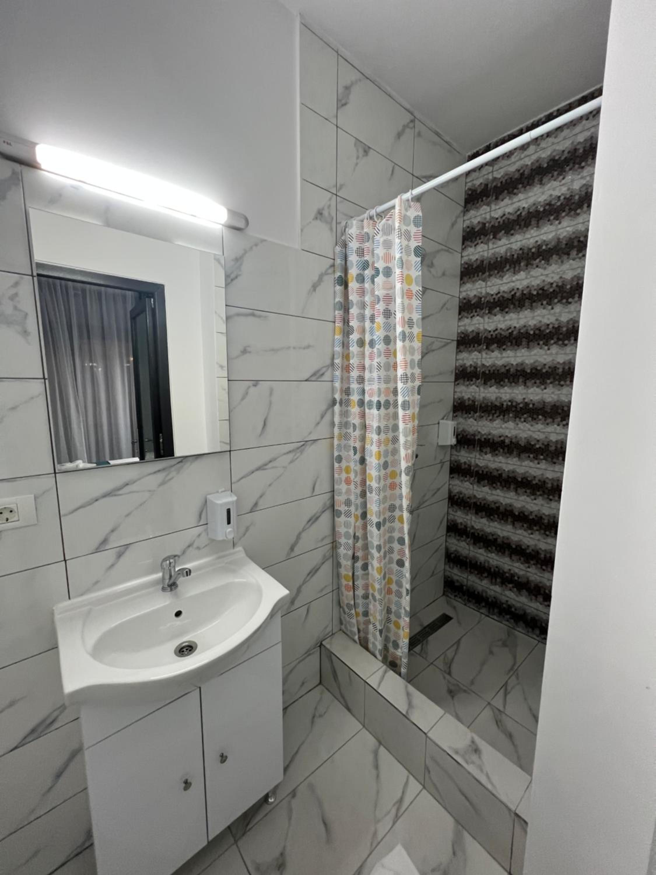 Double Room with Balcony - Photo 8