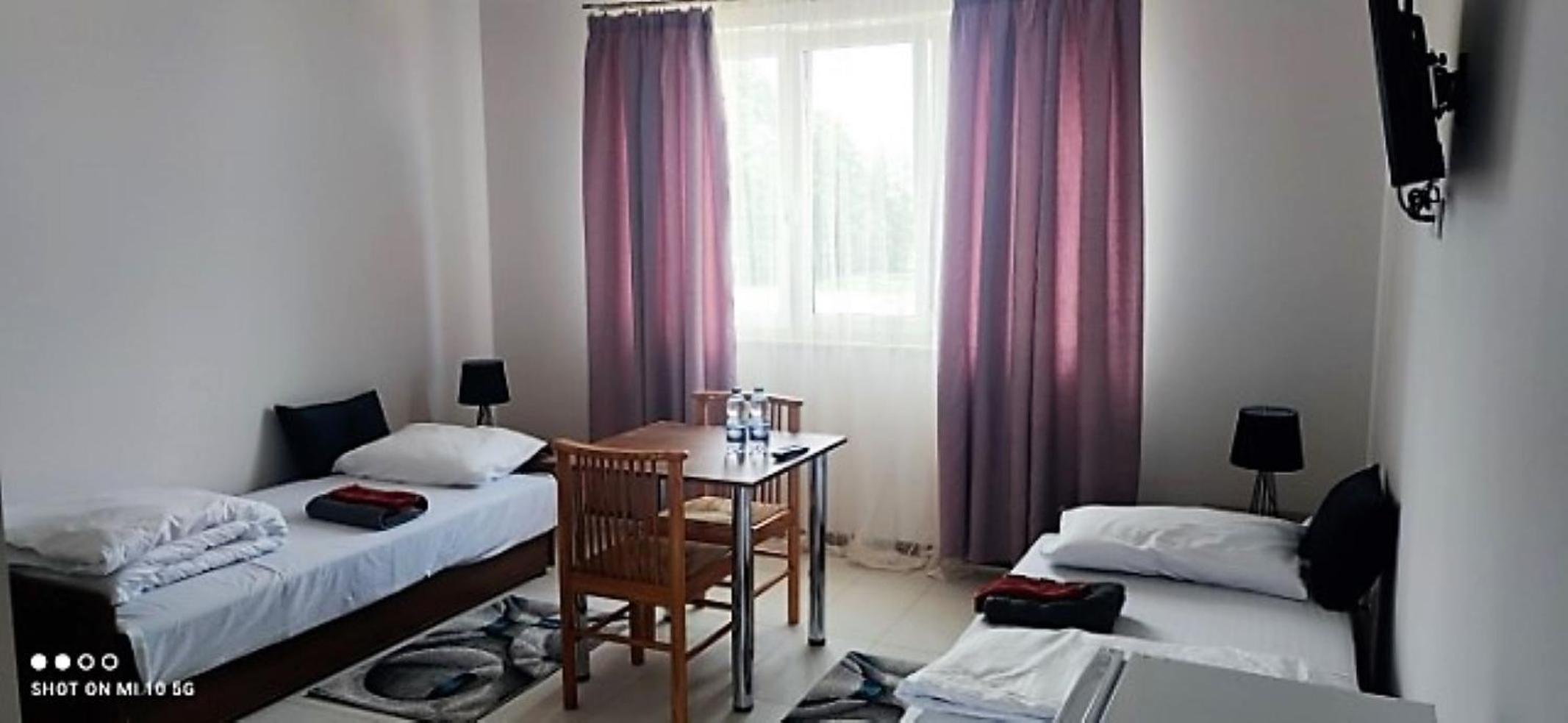 Large Twin Room - Photo 4